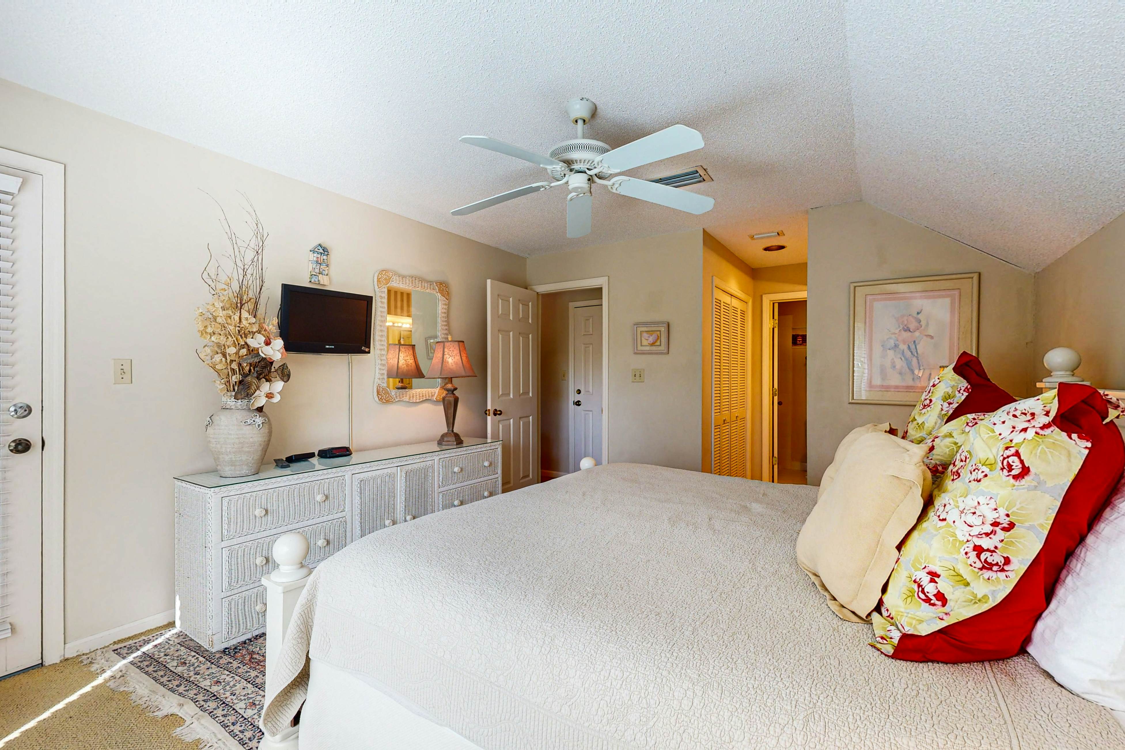 Lagoon views, close to beach, golf, tennis and 30 minutes from Charleston