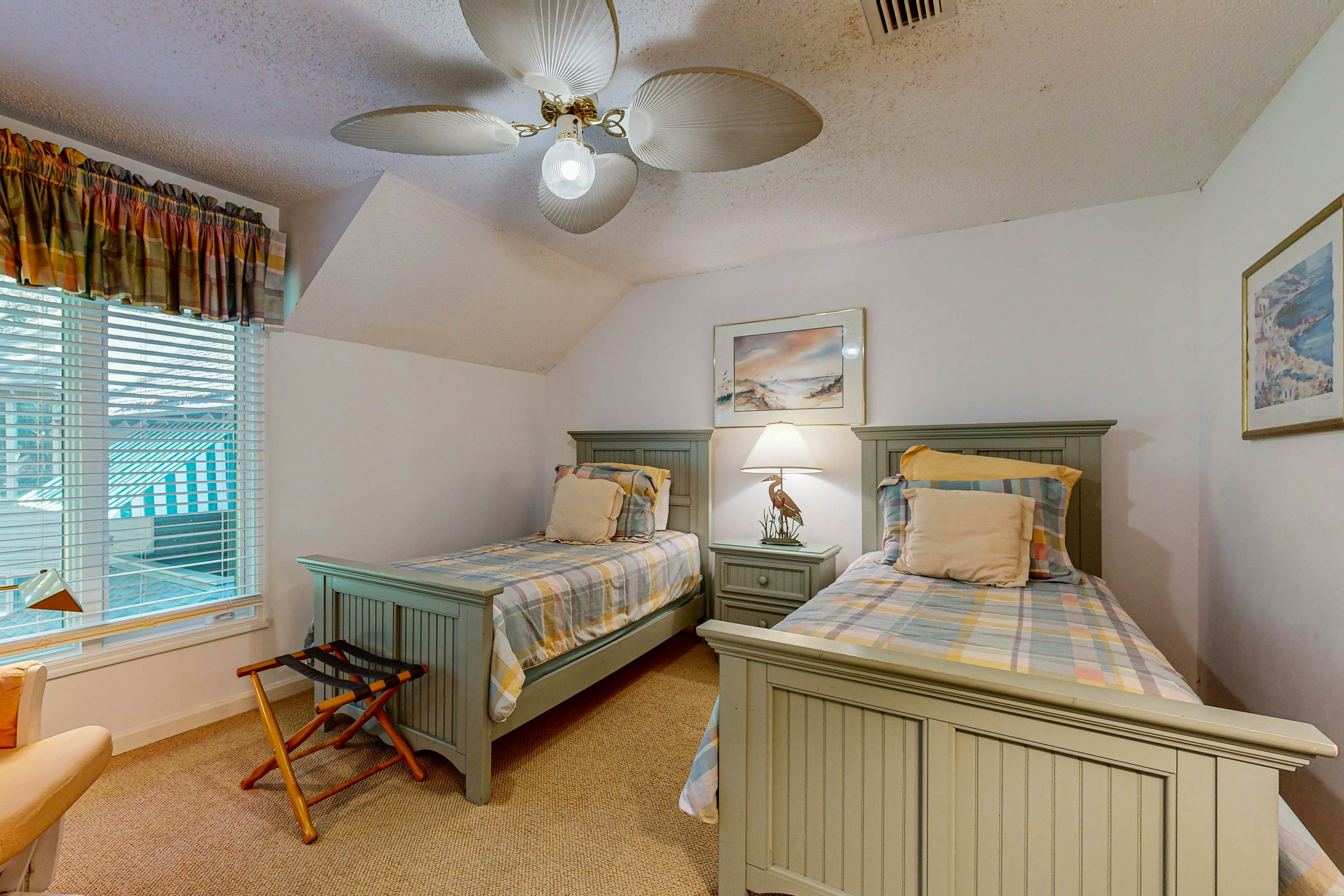 Lagoon views, close to beach, golf, tennis and 30 minutes from Charleston