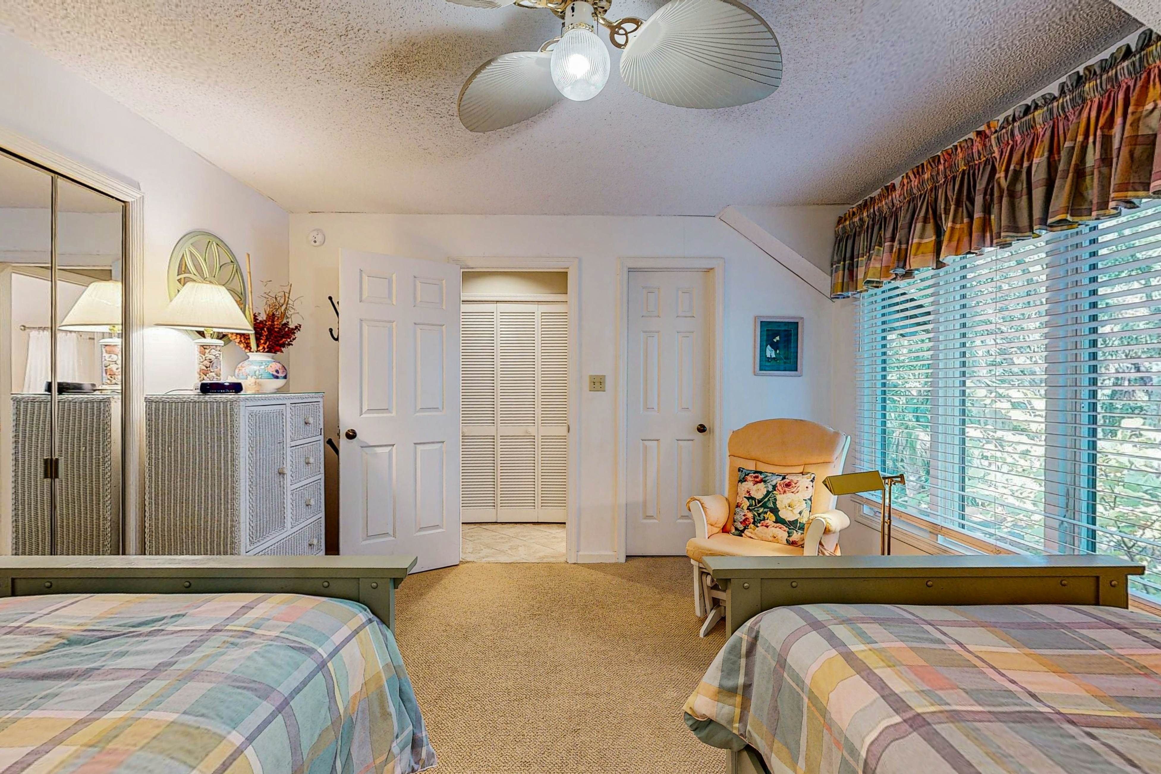 Lagoon views, close to beach, golf, tennis and 30 minutes from Charleston