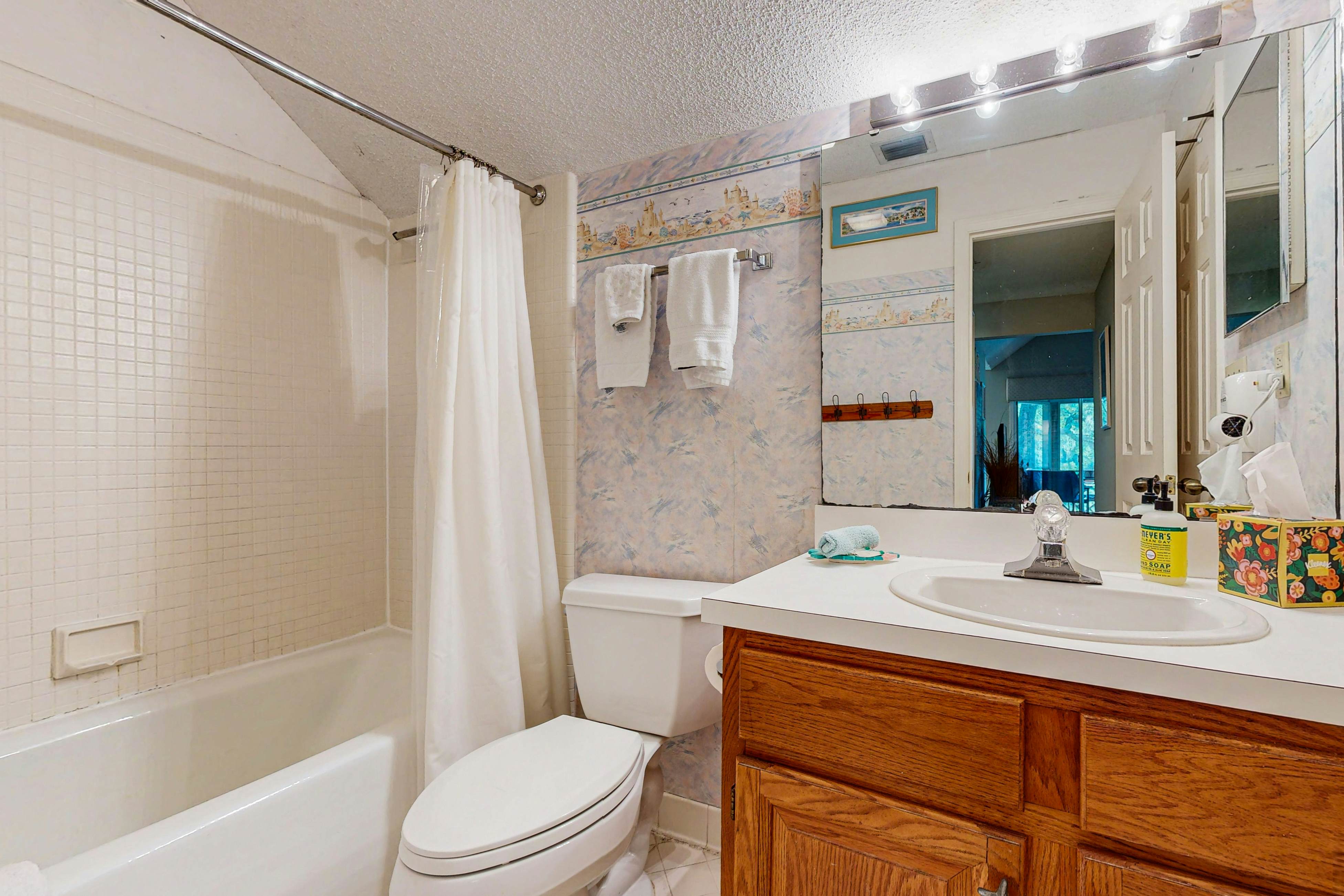 Lagoon views, close to beach, golf, tennis and 30 minutes from Charleston