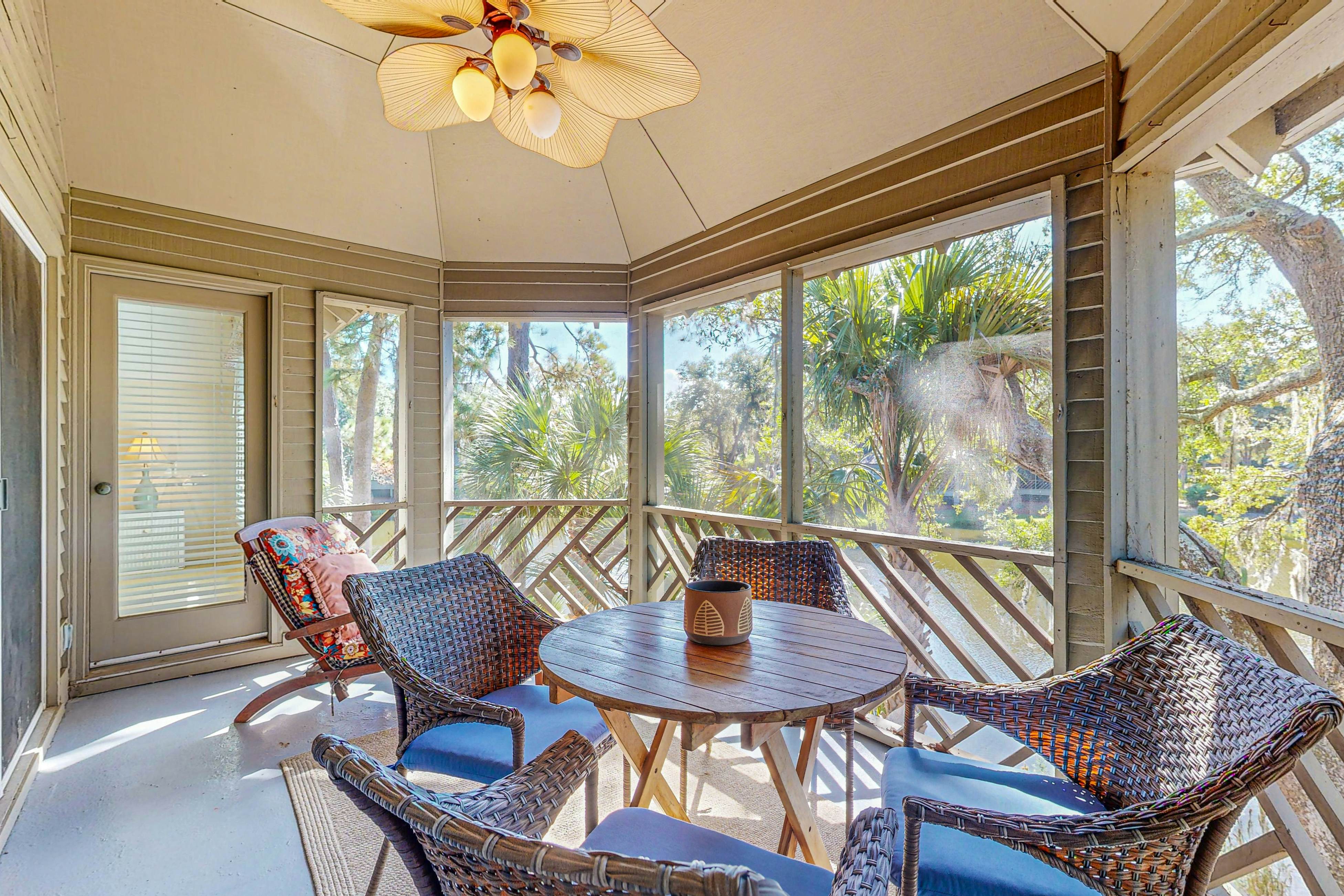 Lagoon views, close to beach, golf, tennis and 30 minutes from Charleston
