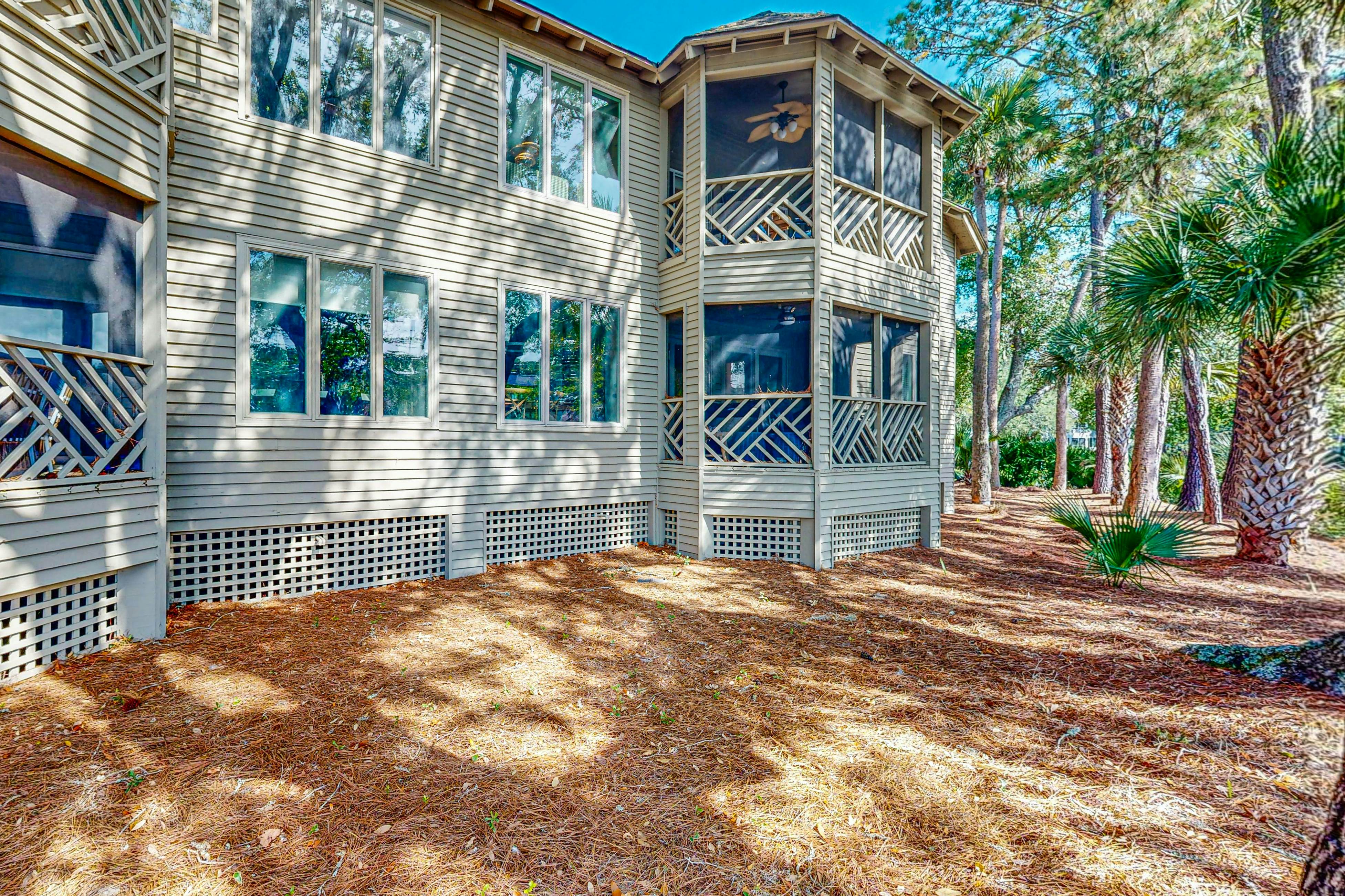 Lagoon views, close to beach, golf, tennis and 30 minutes from Charleston