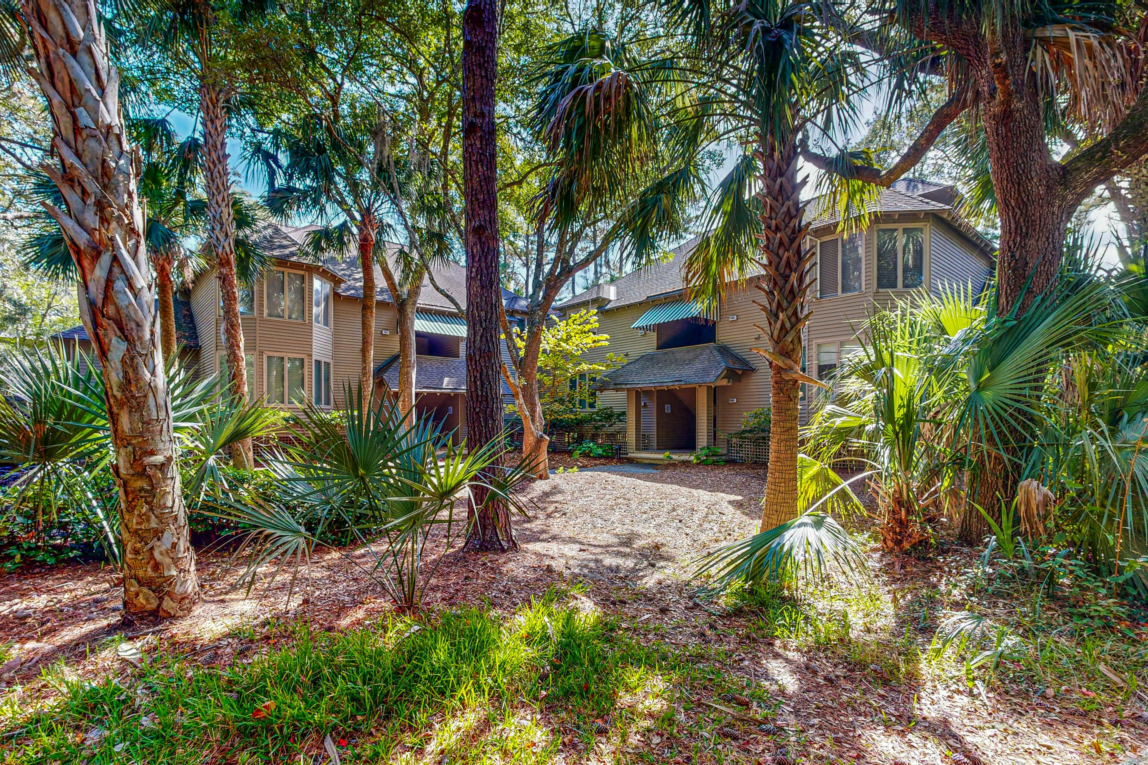 Lagoon views, close to beach, golf, tennis and 30 minutes from Charleston