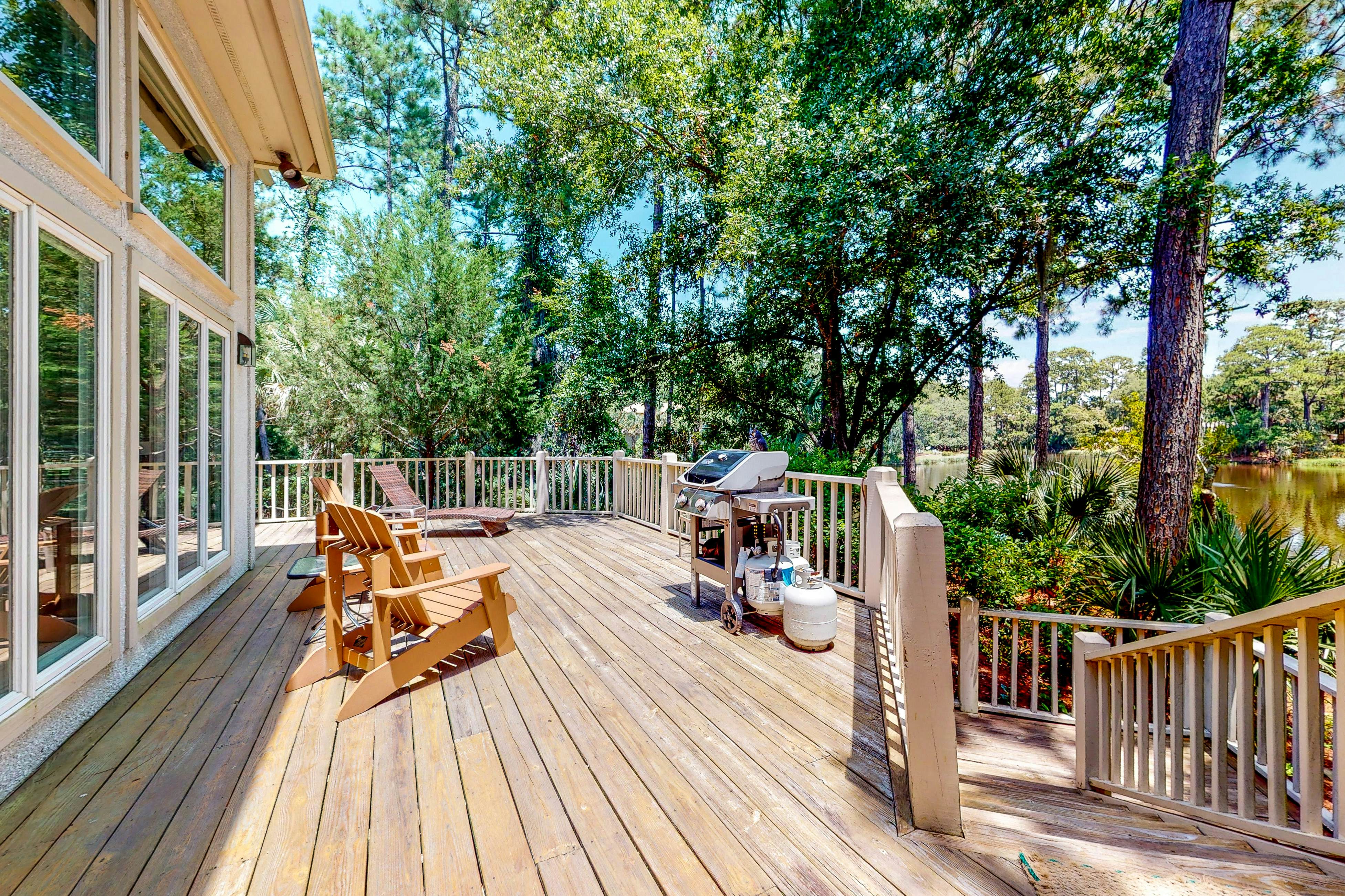 Updated island estate with serene lagoon views & 2 decks - bike to beach