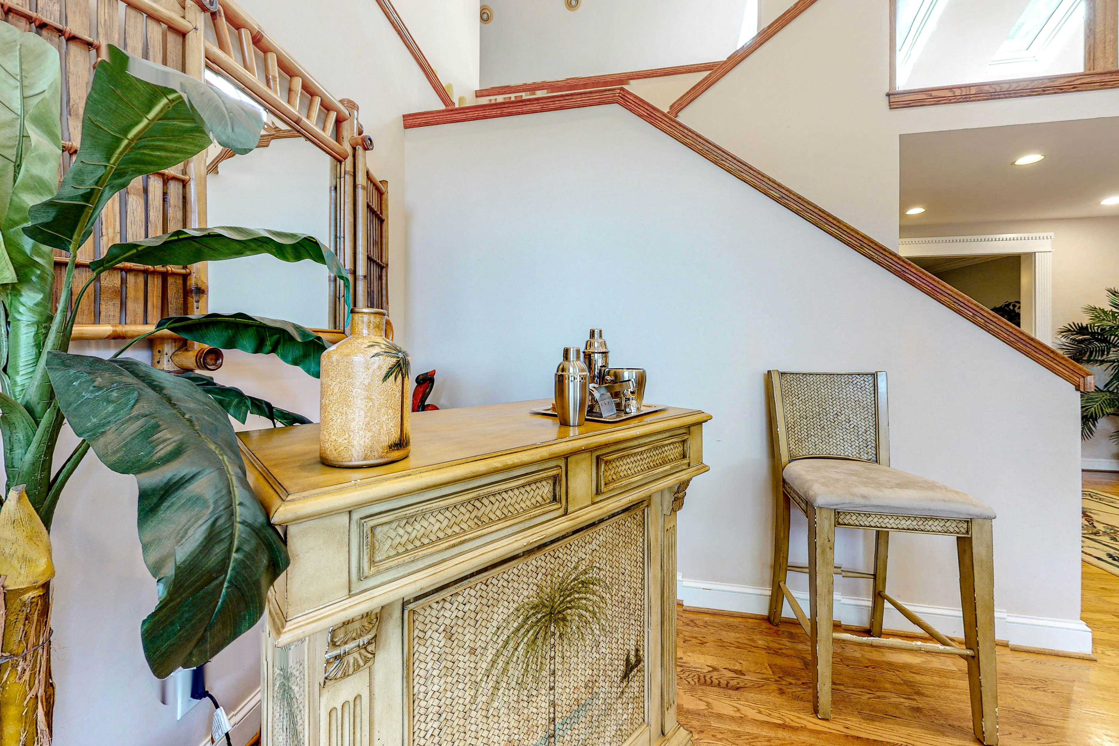 Updated island estate with serene lagoon views & 2 decks - bike to beach