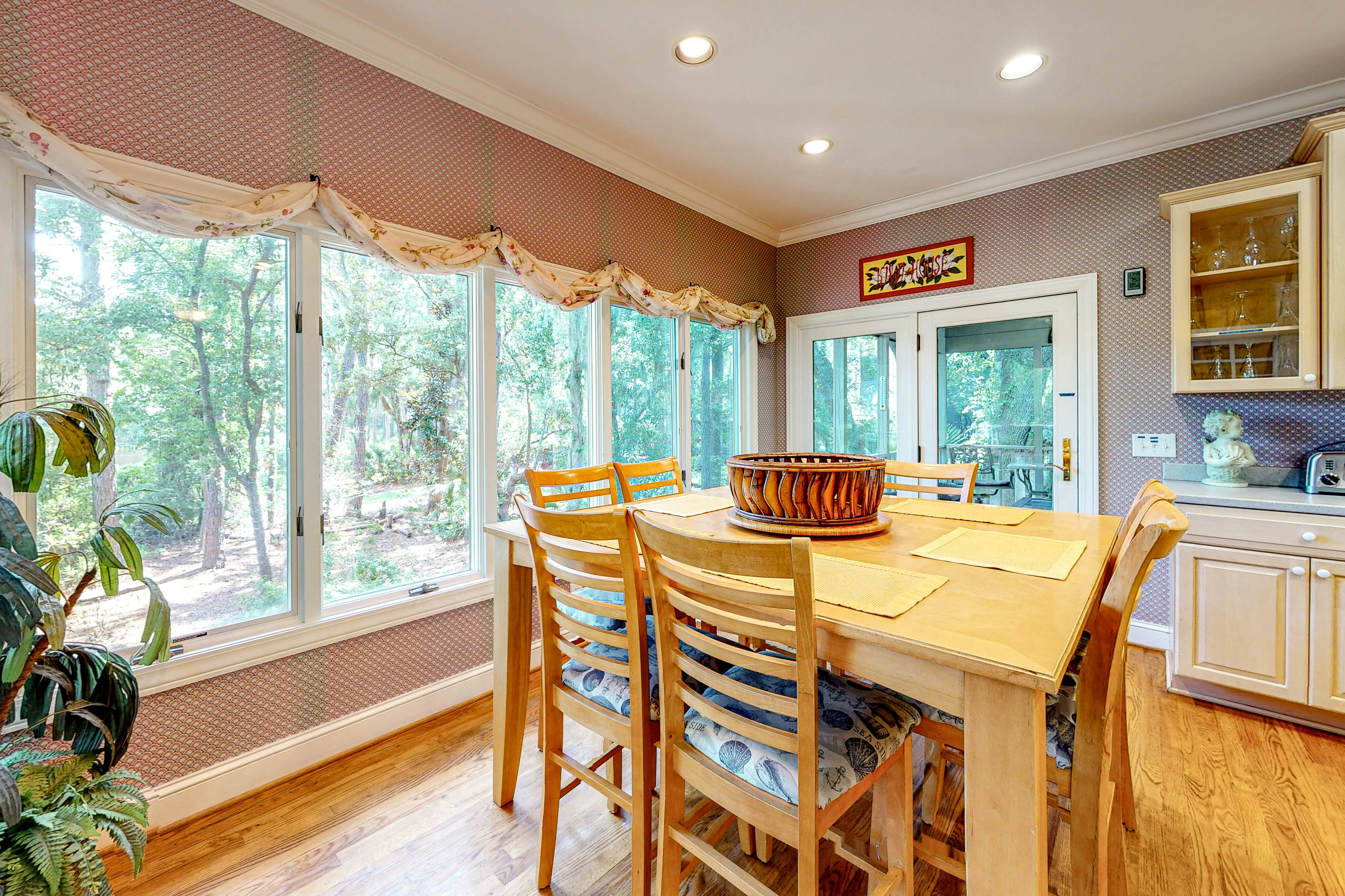 Updated island estate with serene lagoon views & 2 decks - bike to beach