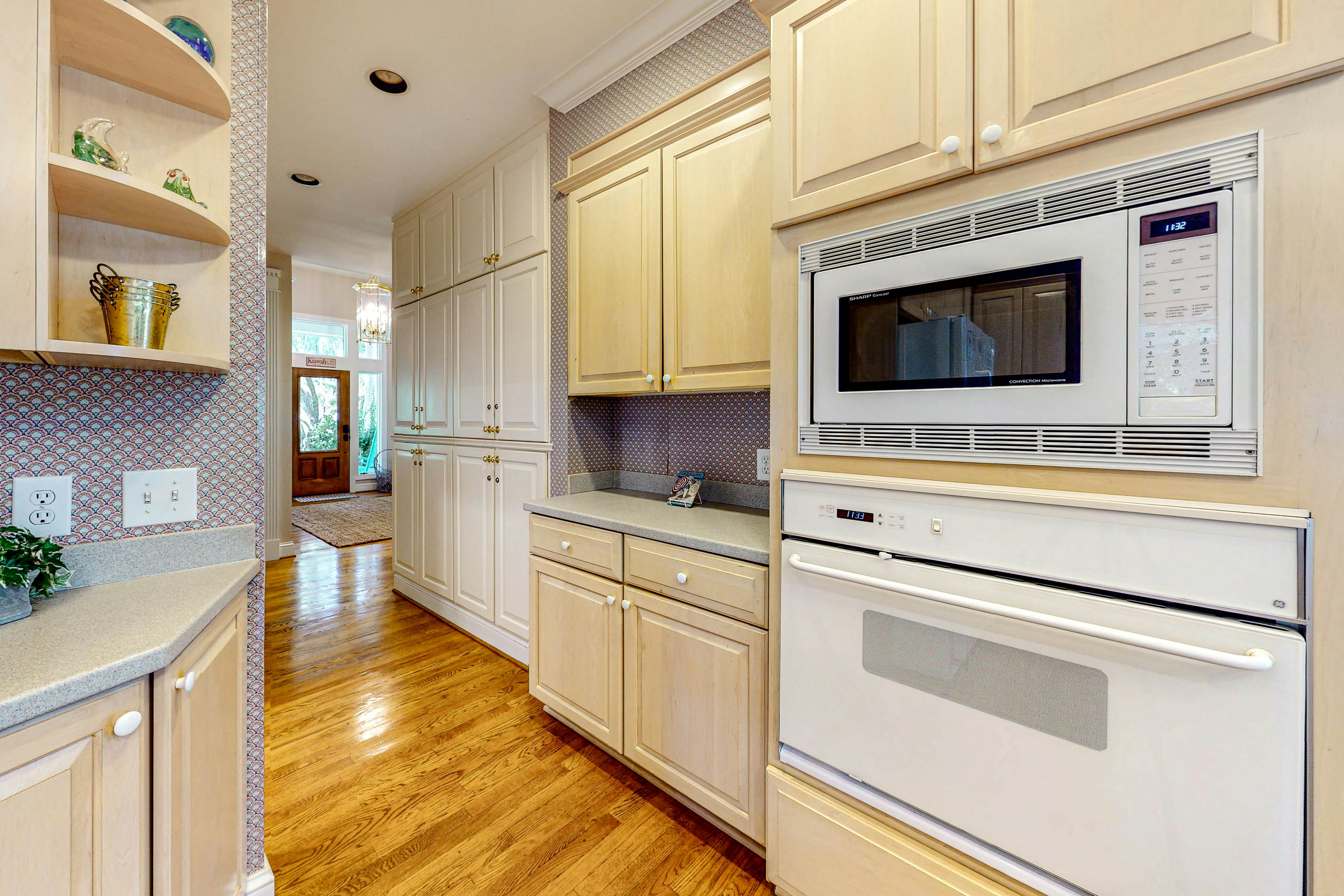 Updated island estate with serene lagoon views & 2 decks - bike to beach