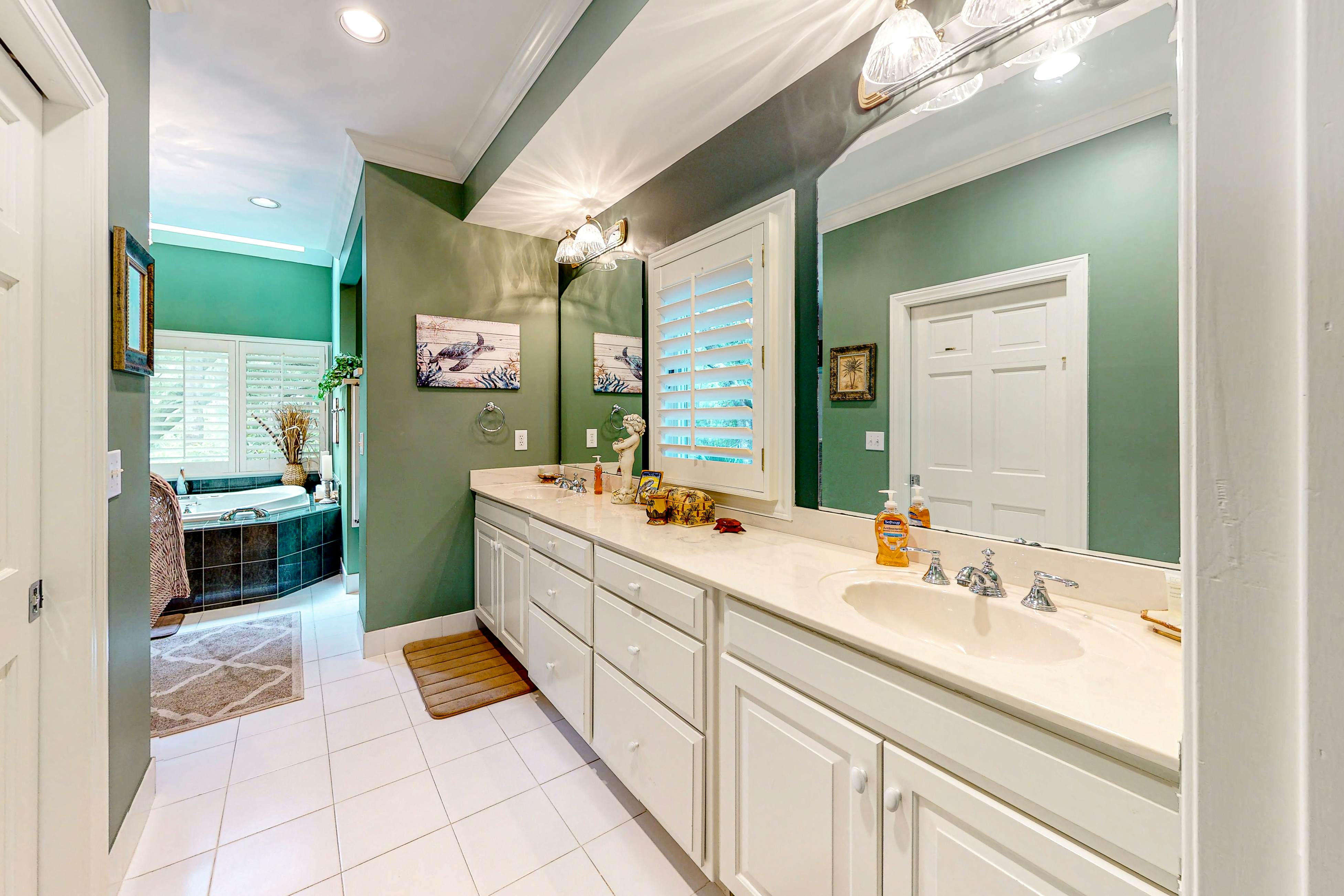 Updated island estate with serene lagoon views & 2 decks - bike to beach