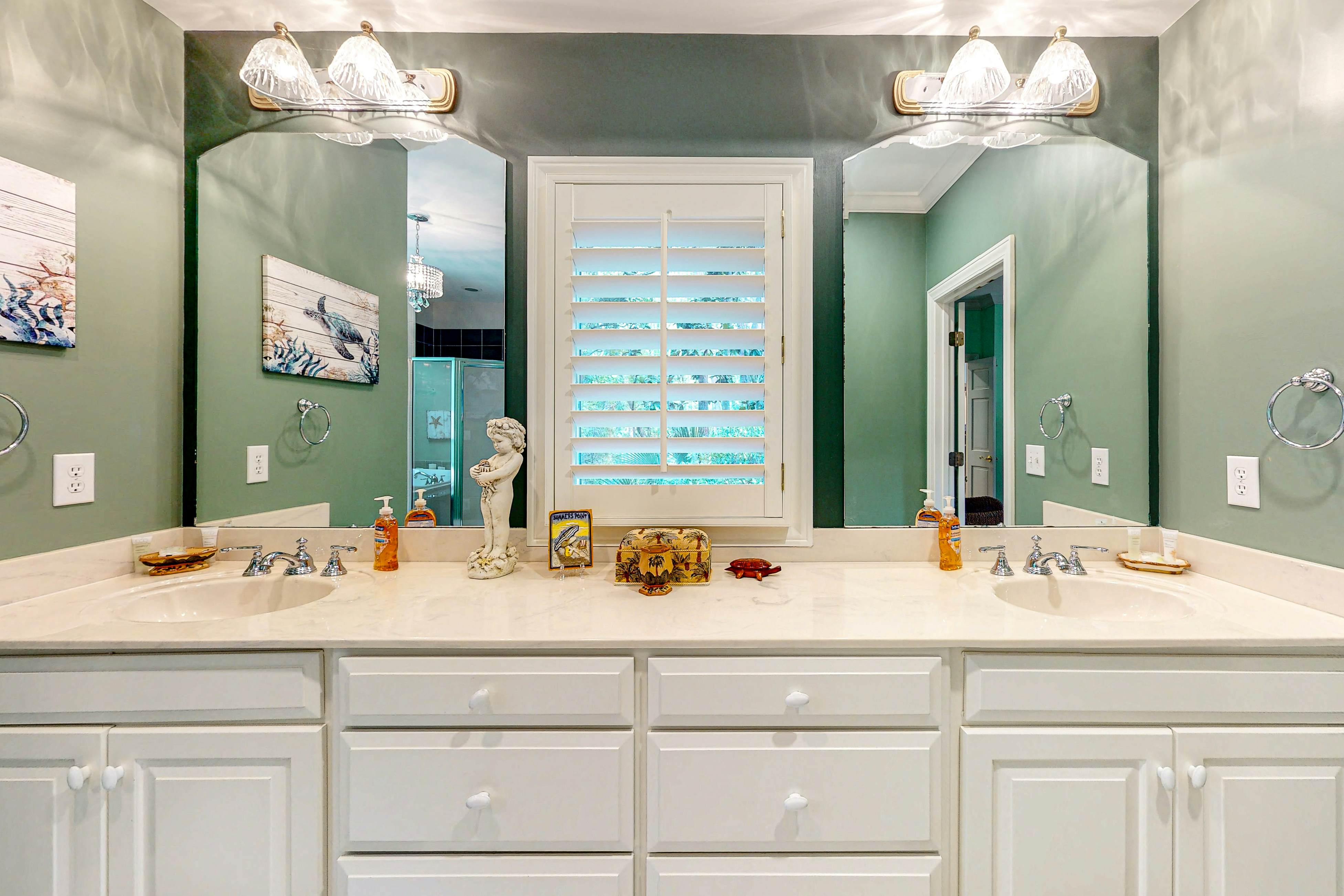 Updated island estate with serene lagoon views & 2 decks - bike to beach