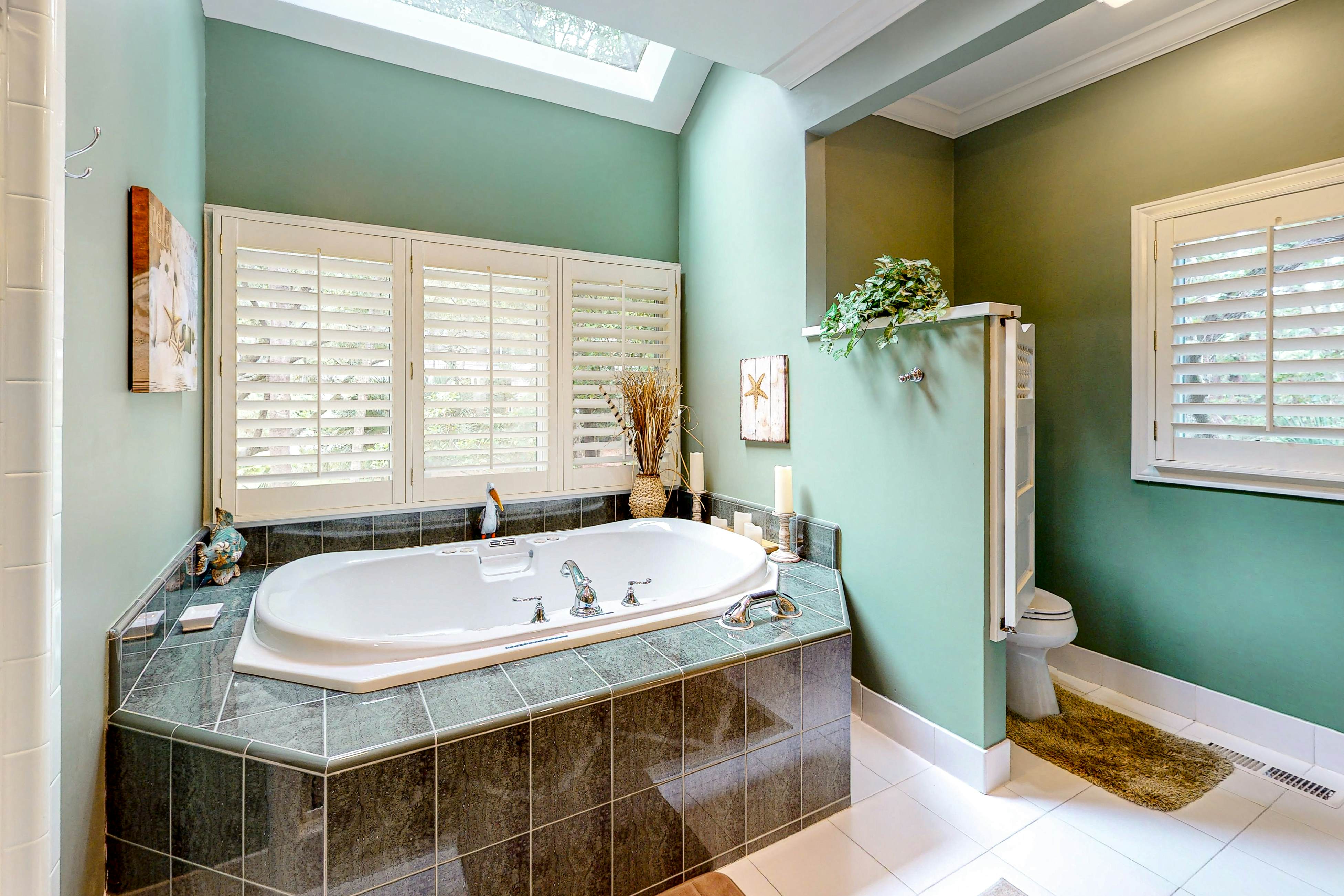 Updated island estate with serene lagoon views & 2 decks - bike to beach