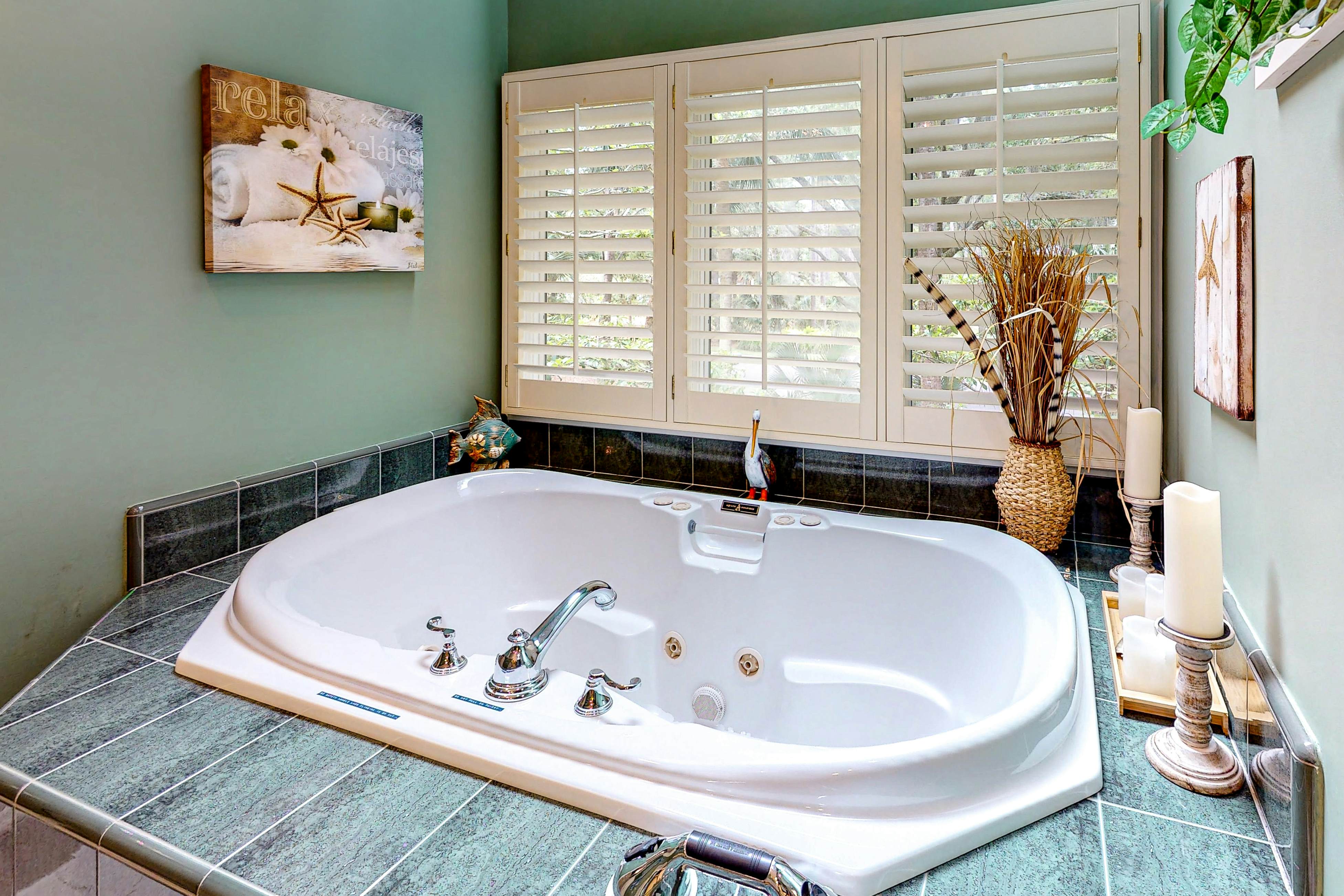 Updated island estate with serene lagoon views & 2 decks - bike to beach