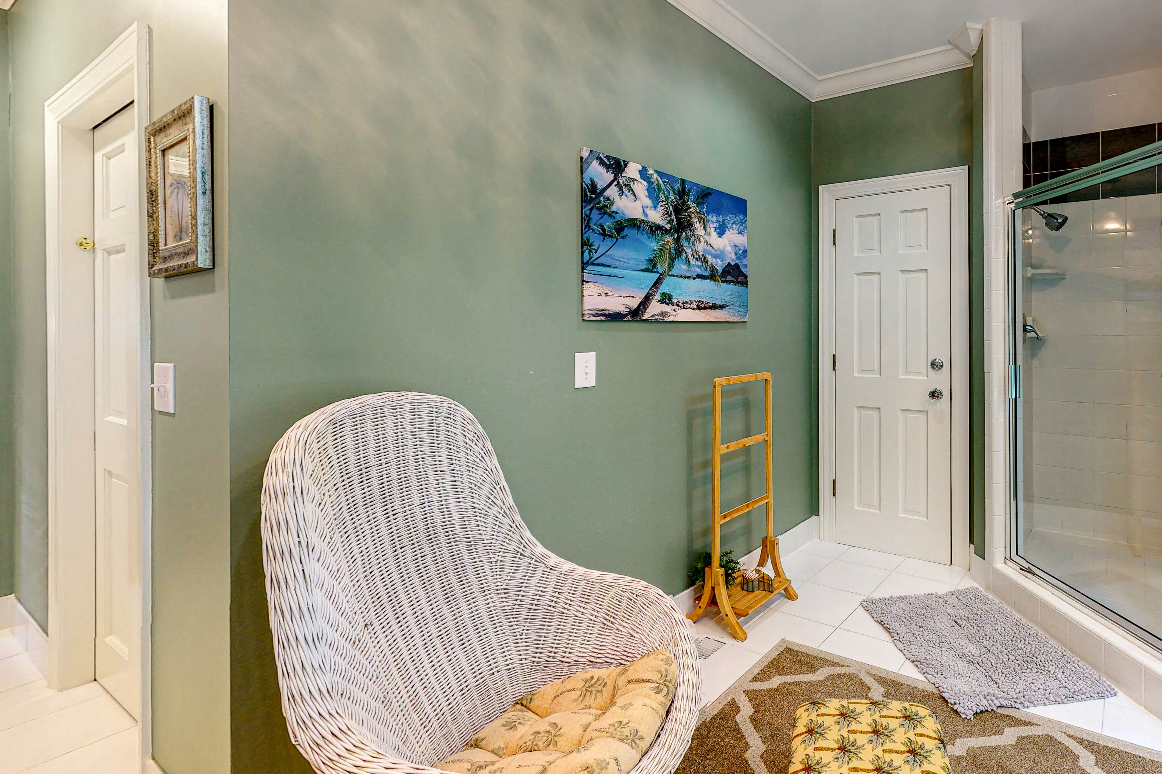 Updated island estate with serene lagoon views & 2 decks - bike to beach