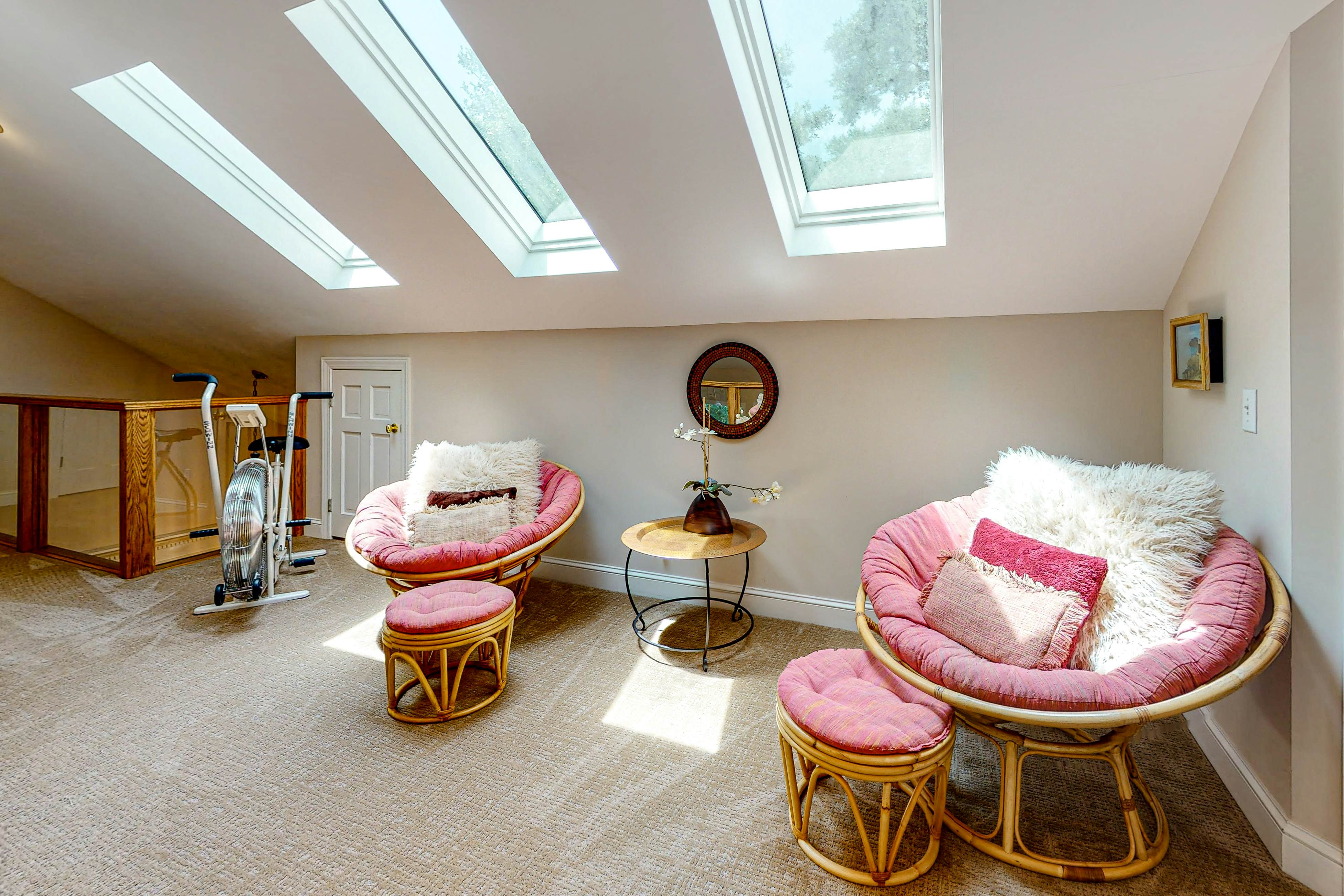 Updated island estate with serene lagoon views & 2 decks - bike to beach