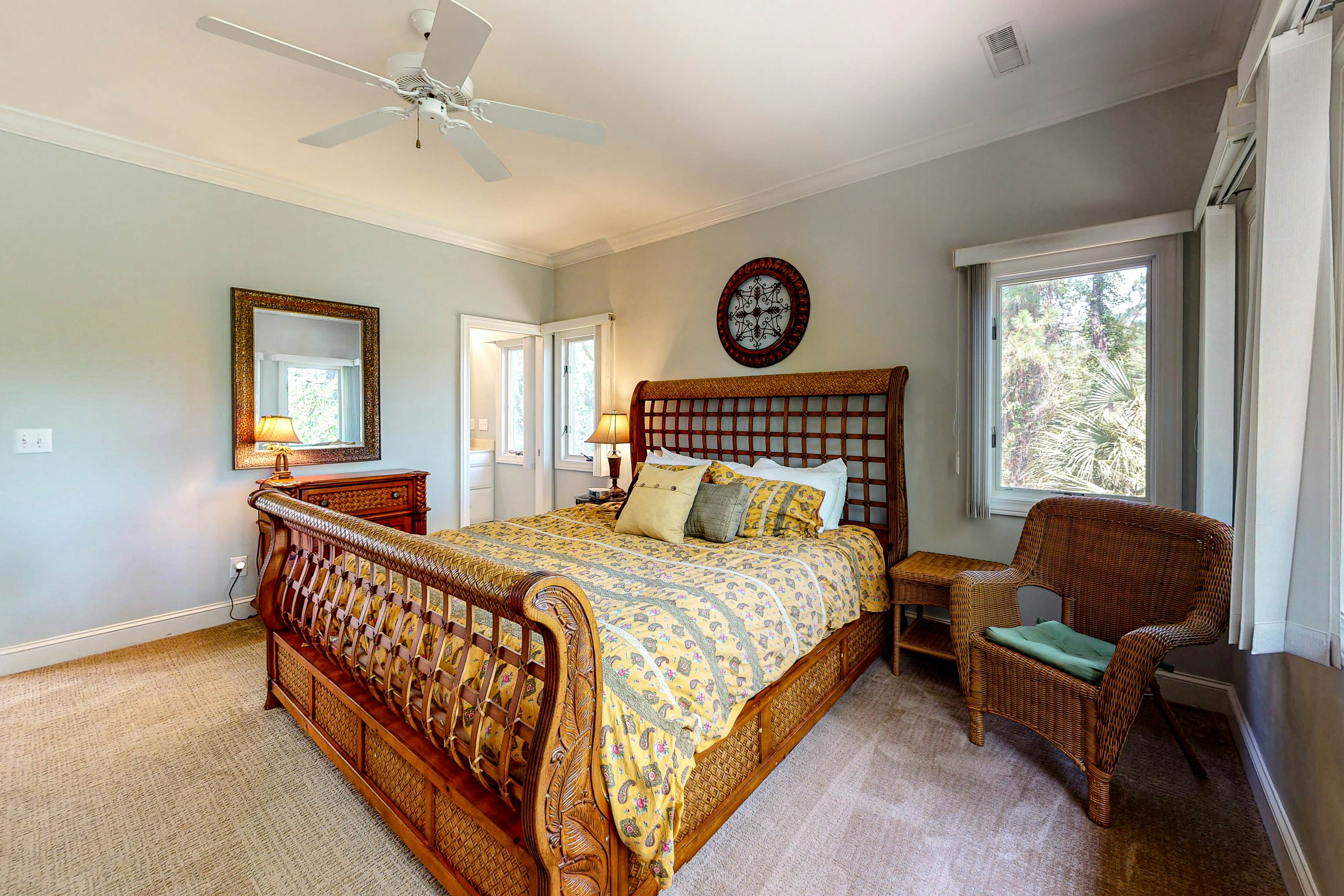 Updated island estate with serene lagoon views & 2 decks - bike to beach