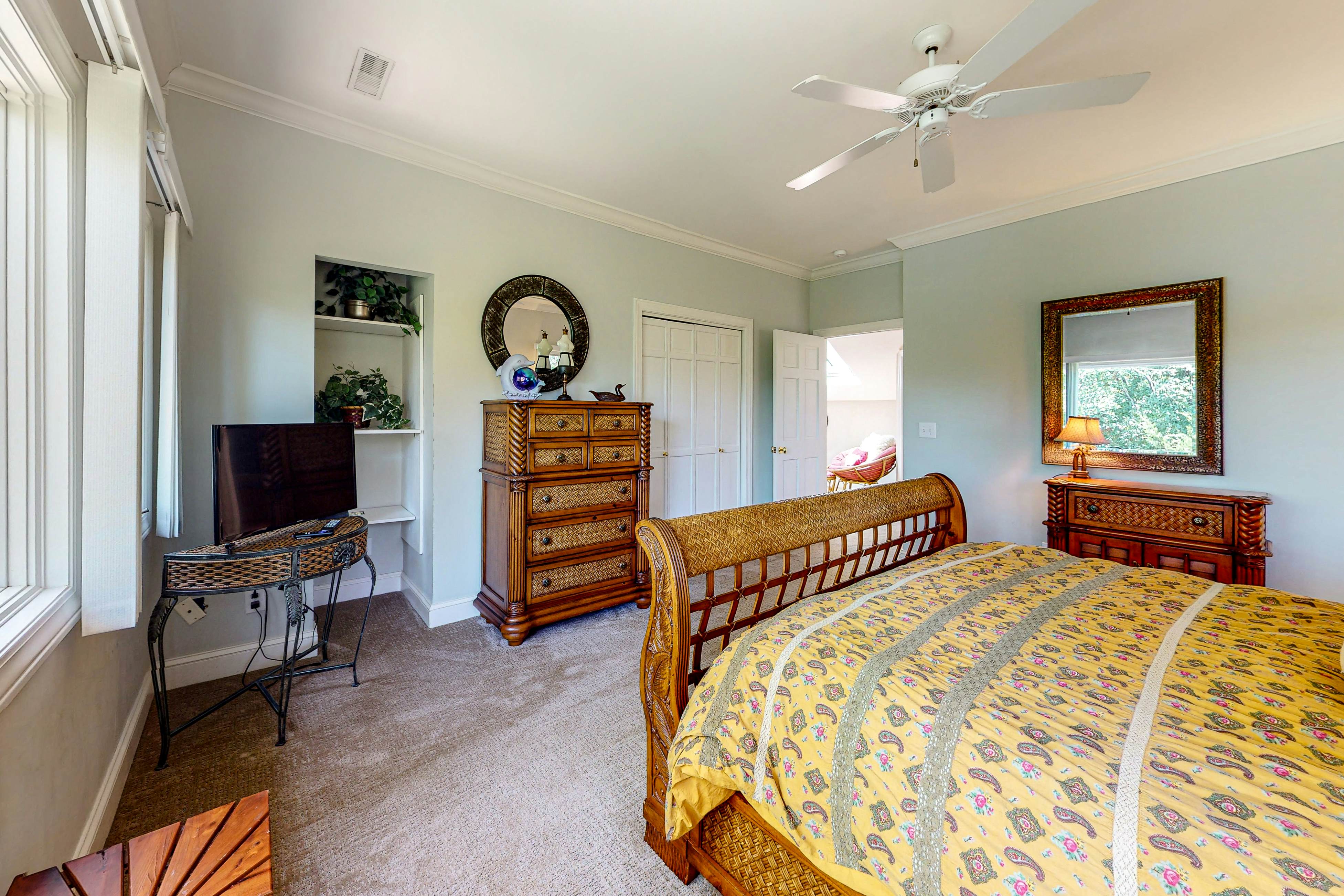 Updated island estate with serene lagoon views & 2 decks - bike to beach