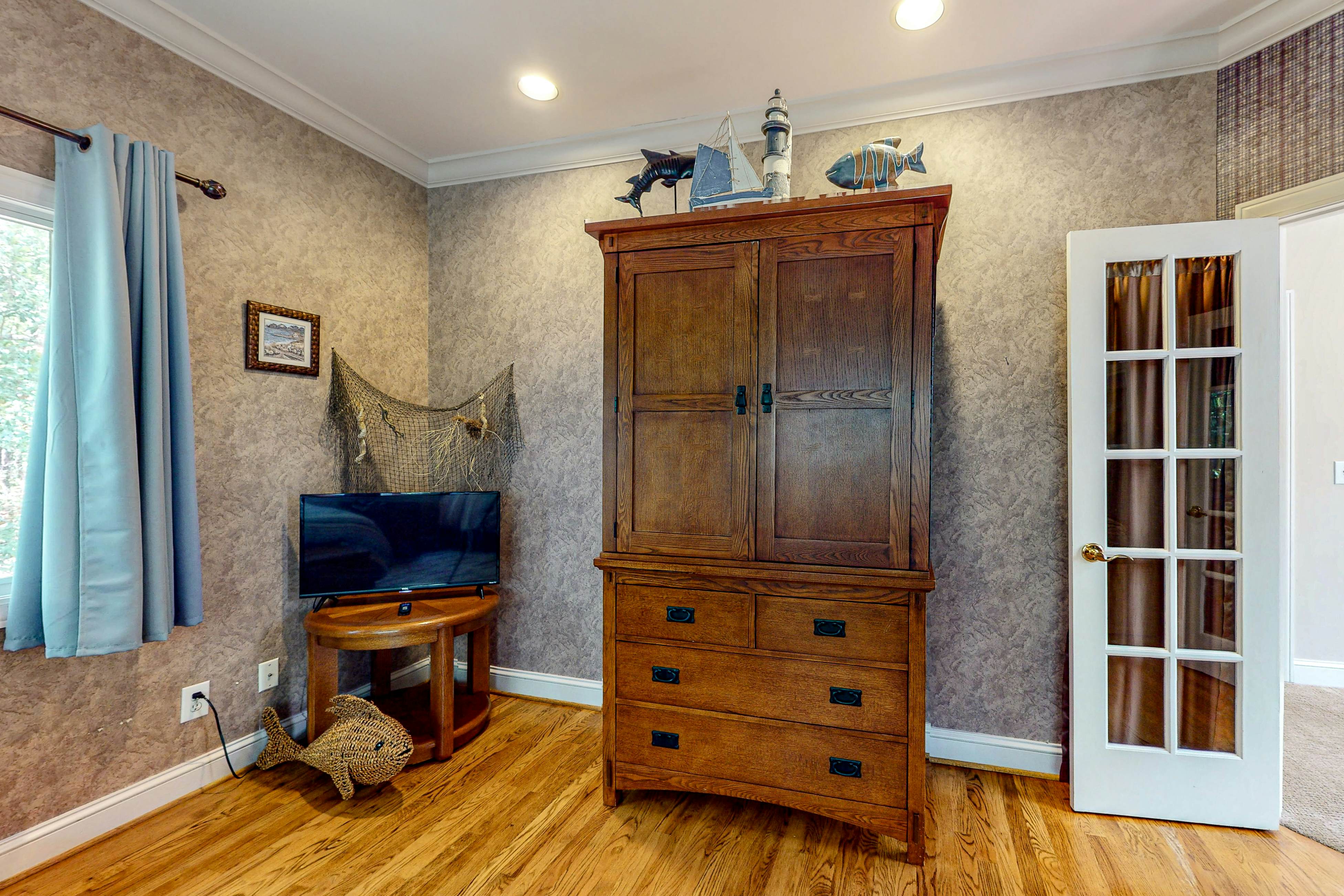 Updated island estate with serene lagoon views & 2 decks - bike to beach