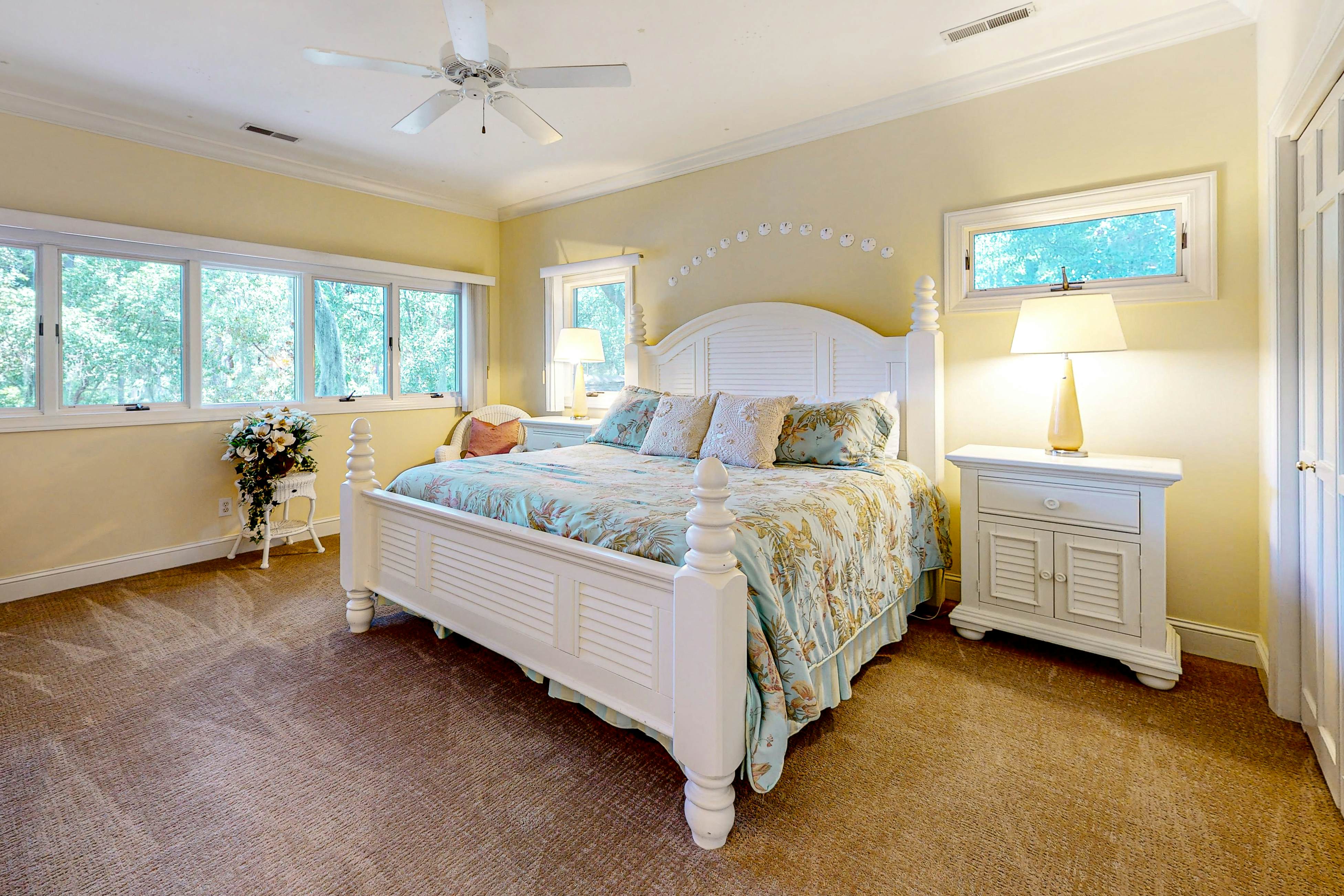 Updated island estate with serene lagoon views & 2 decks - bike to beach