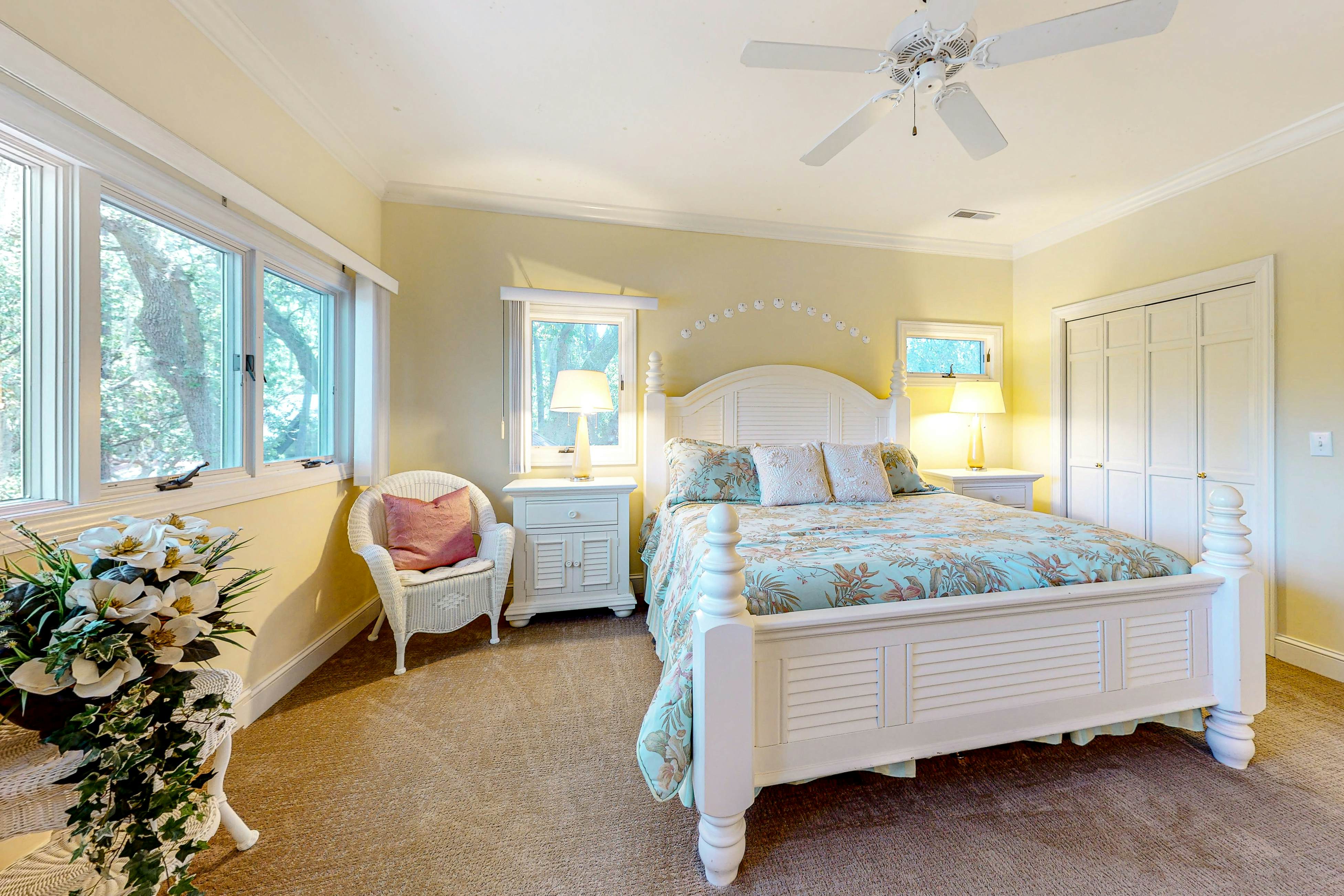 Updated island estate with serene lagoon views & 2 decks - bike to beach