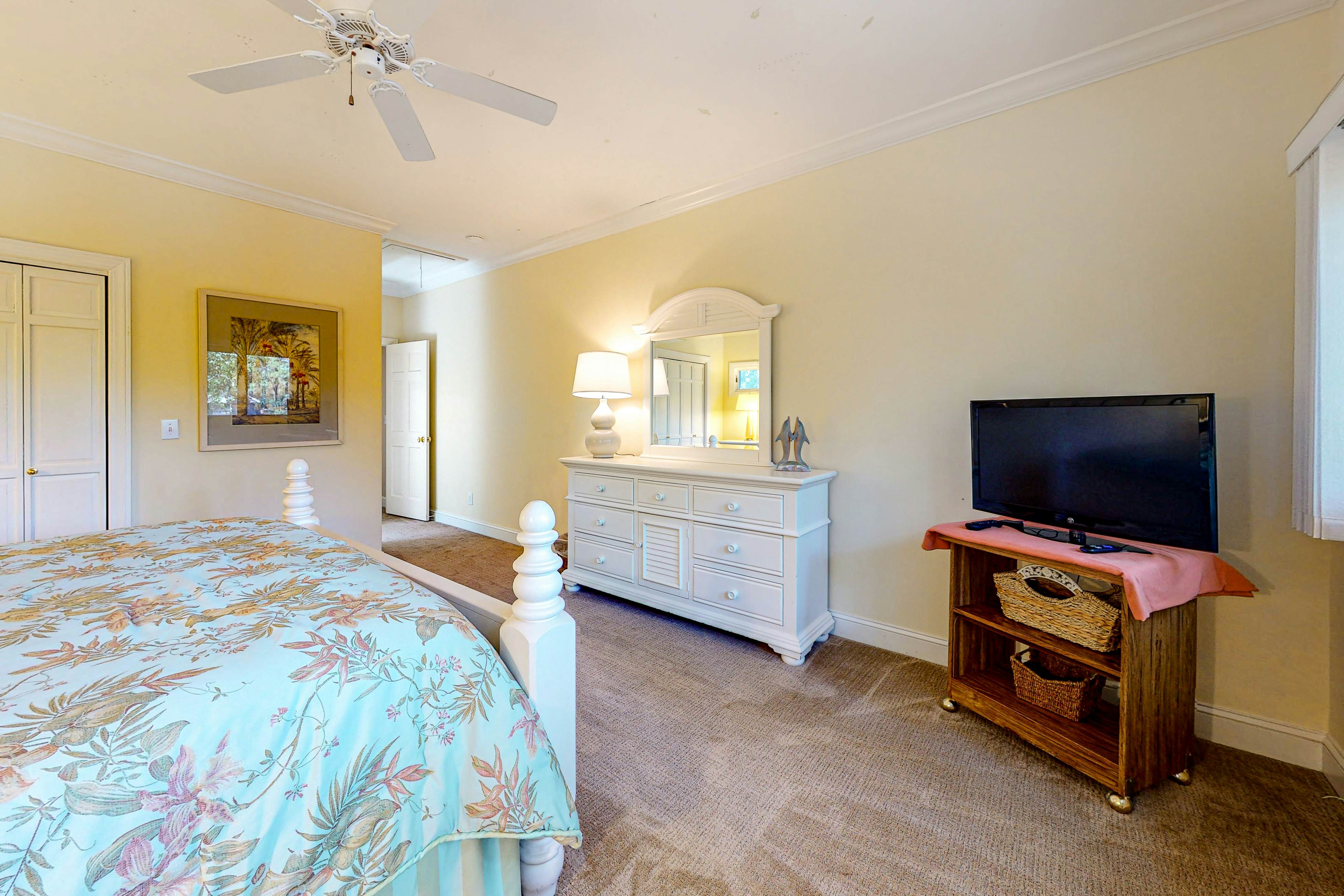 Updated island estate with serene lagoon views & 2 decks - bike to beach