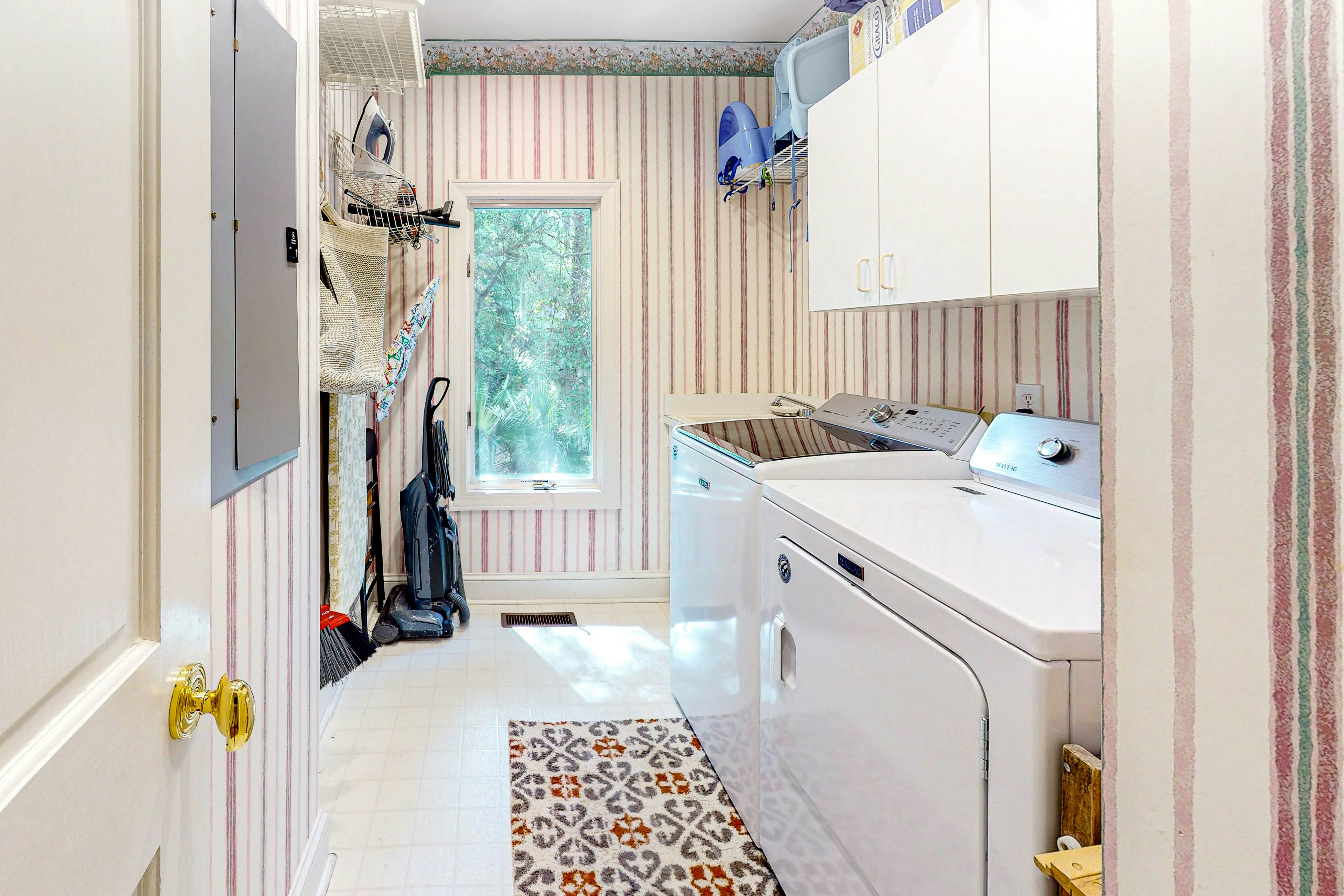 Updated island estate with serene lagoon views & 2 decks - bike to beach