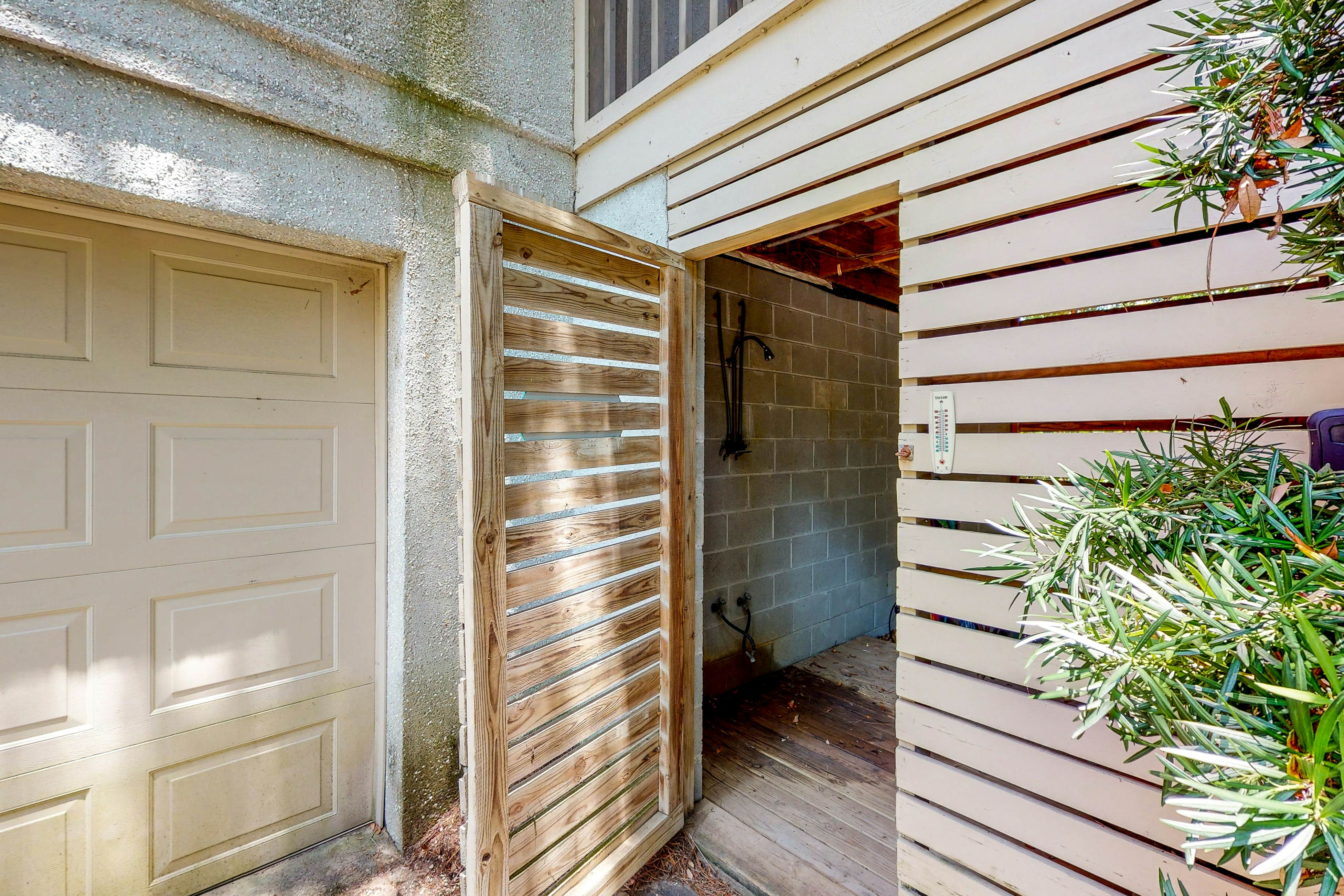 Updated island estate with serene lagoon views & 2 decks - bike to beach