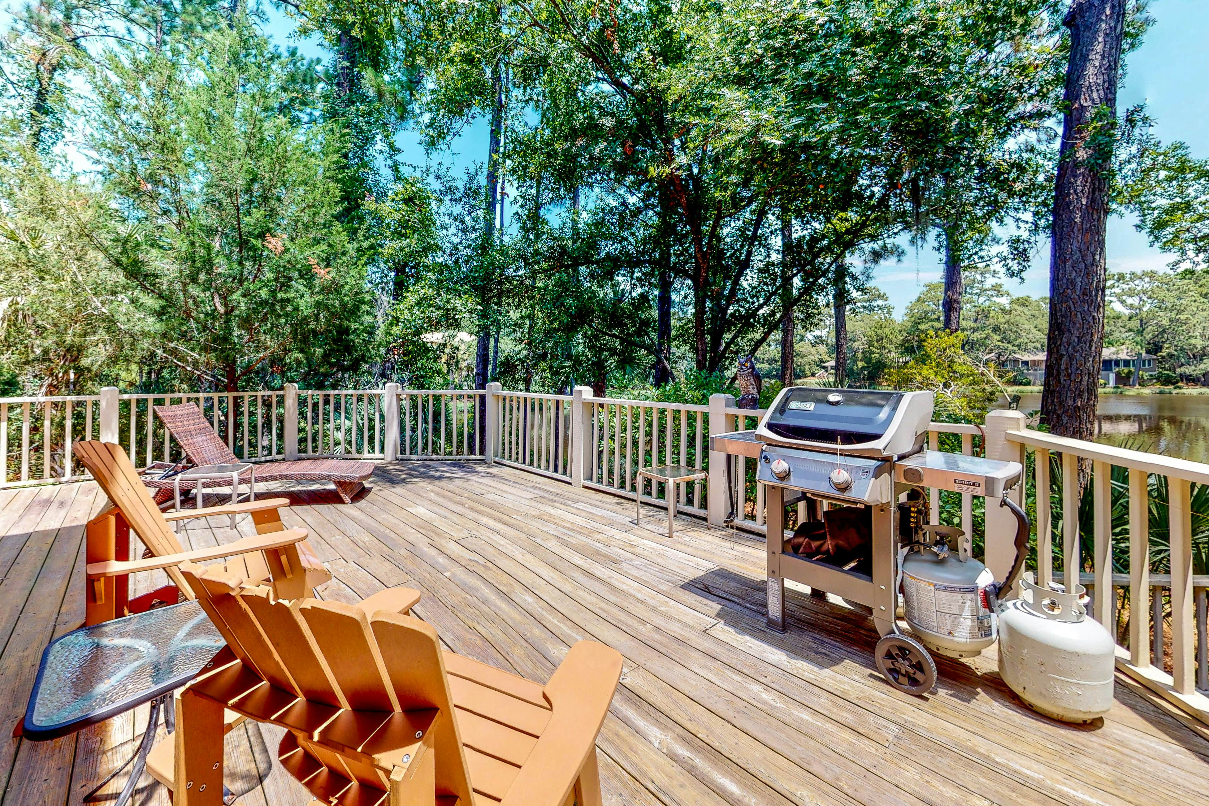 Updated island estate with serene lagoon views & 2 decks - bike to beach