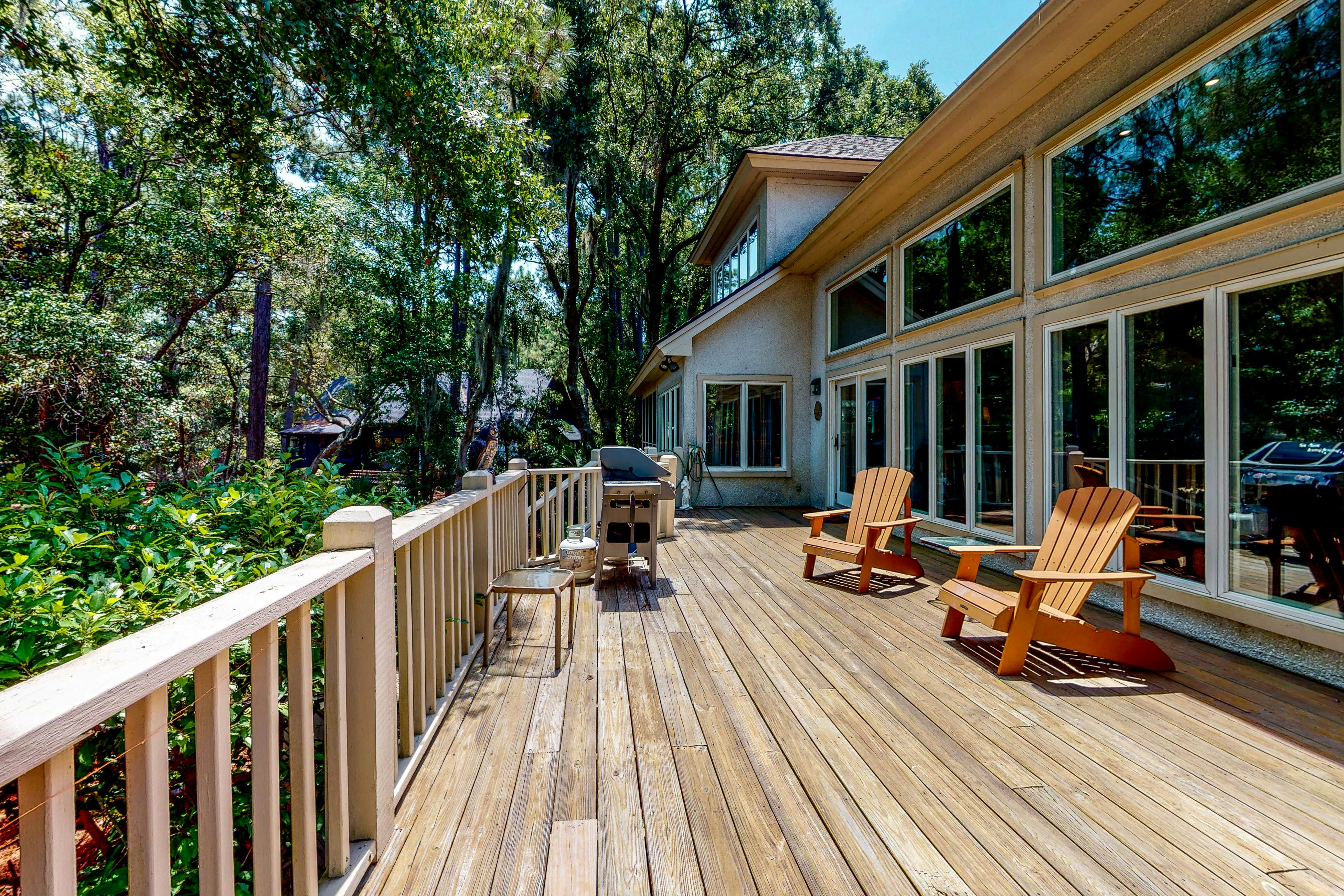 Updated island estate with serene lagoon views & 2 decks - bike to beach