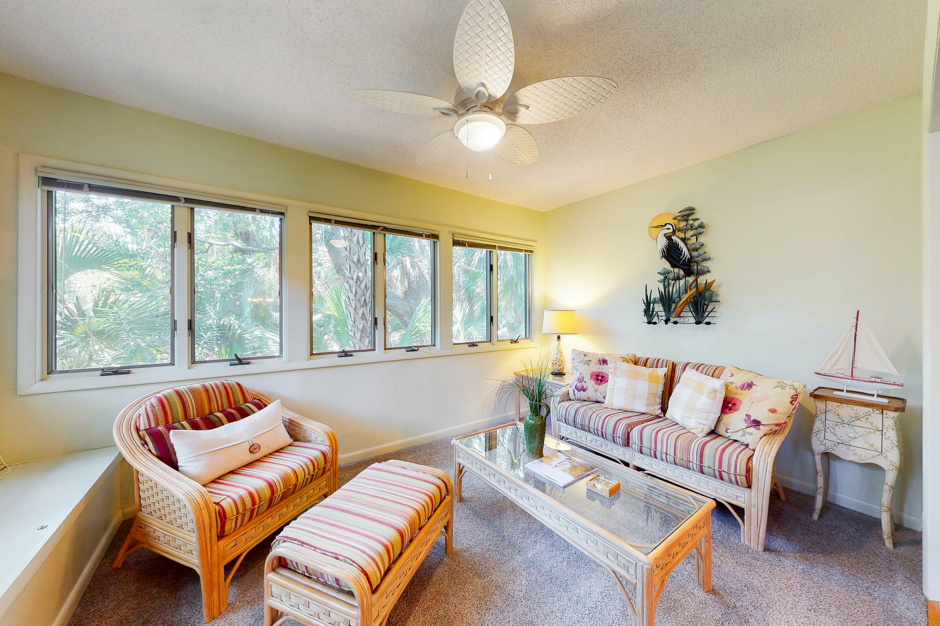 Kiawah Resort snowbird hideaway with AC, steps to beach, near golf & tennis