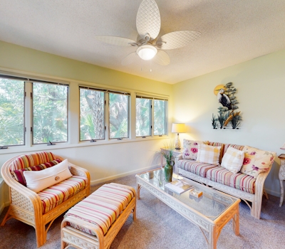 Kiawah Resort snowbird hideaway with AC, steps to beach, near golf & tennis