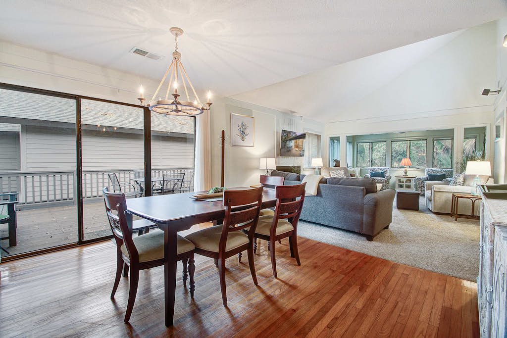 Kiawah Resort snowbird hideaway with AC, steps to beach, near golf & tennis