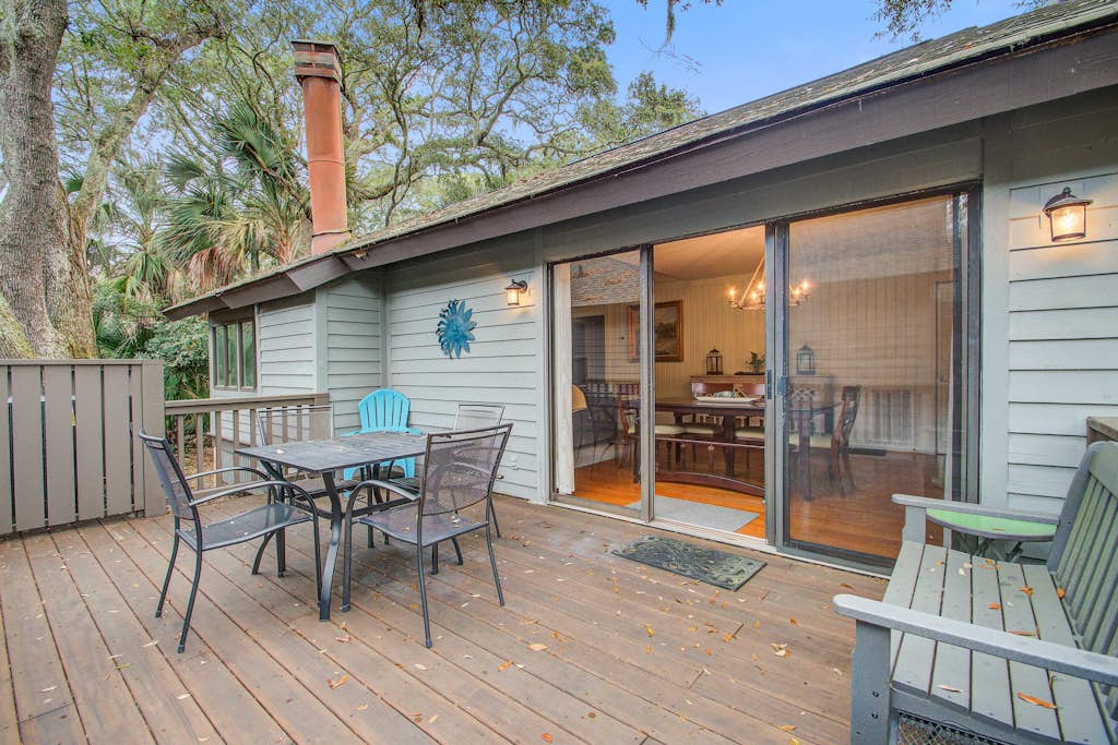 Kiawah Resort snowbird hideaway with AC, steps to beach, near golf & tennis