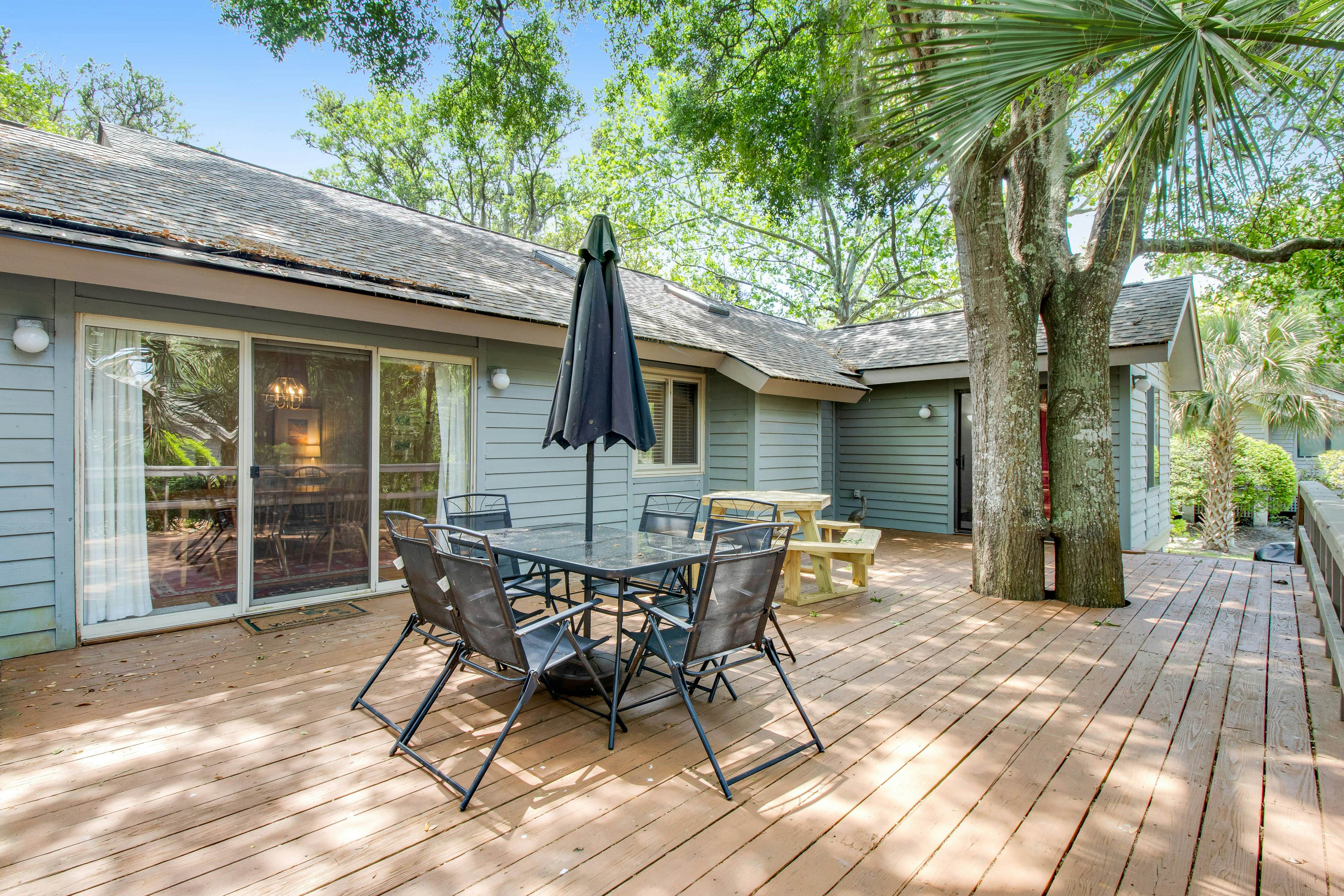 Dog-friendly woodland home with high-speed WiFi & large back deck - beach nearby