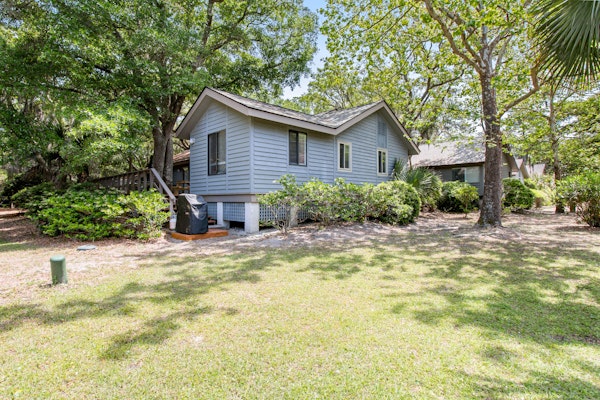 Dog-friendly woodland home with high-speed WiFi & large back deck - beach nearby