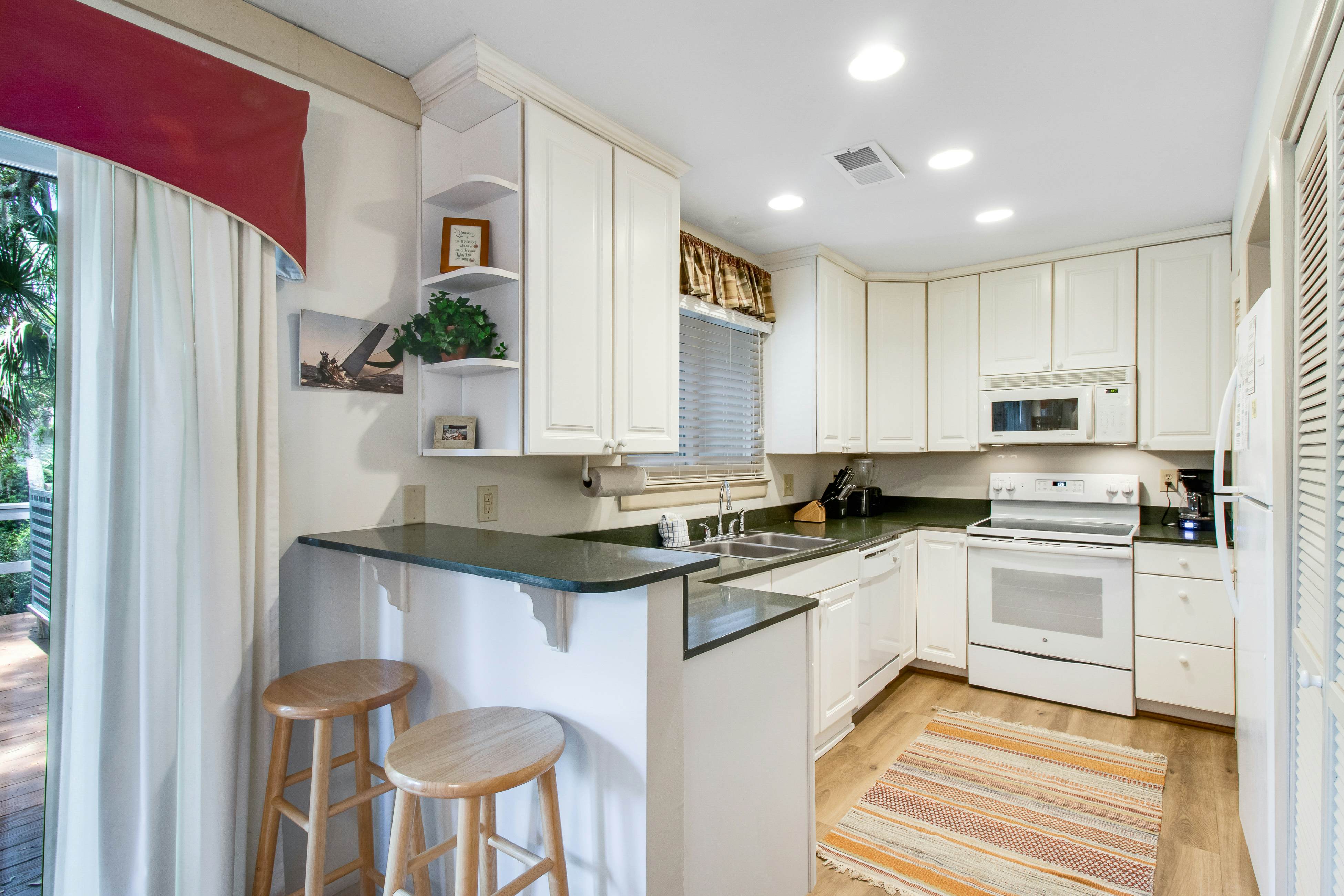 Dog-friendly woodland home with high-speed WiFi & large back deck - beach nearby