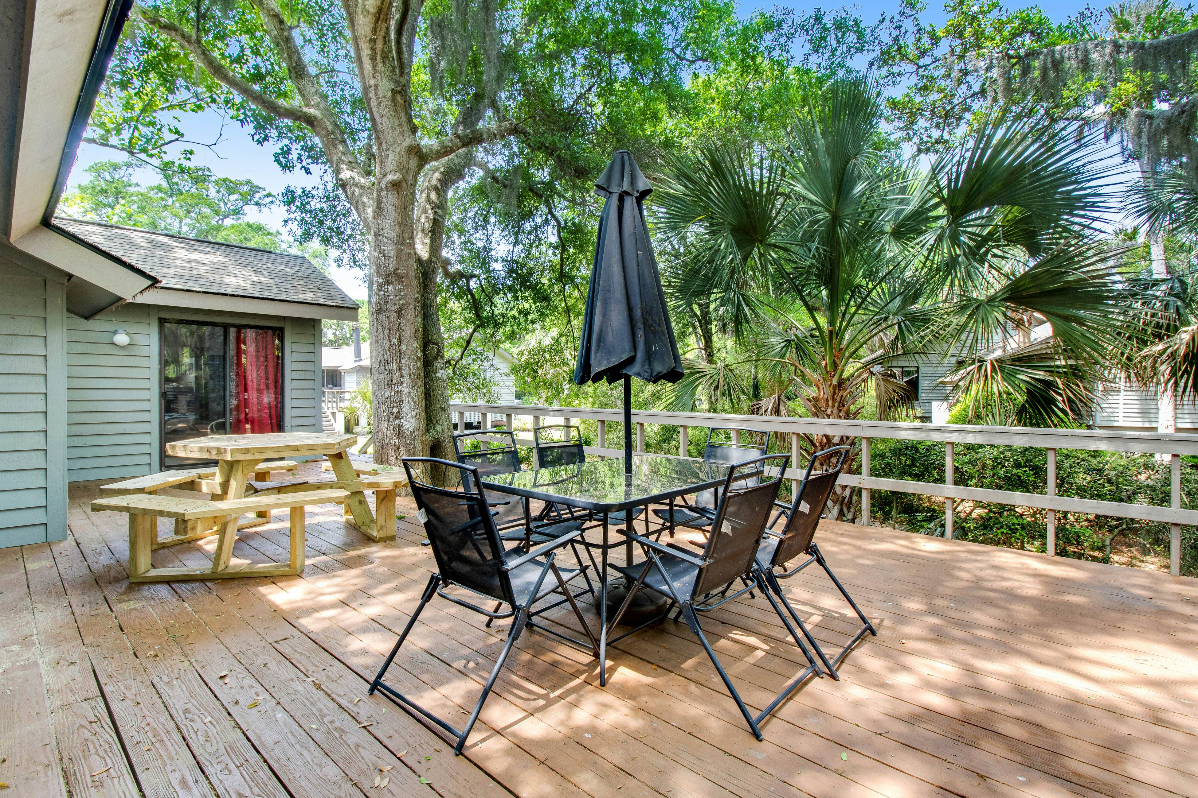 Dog-friendly woodland home with high-speed WiFi & large back deck - beach nearby
