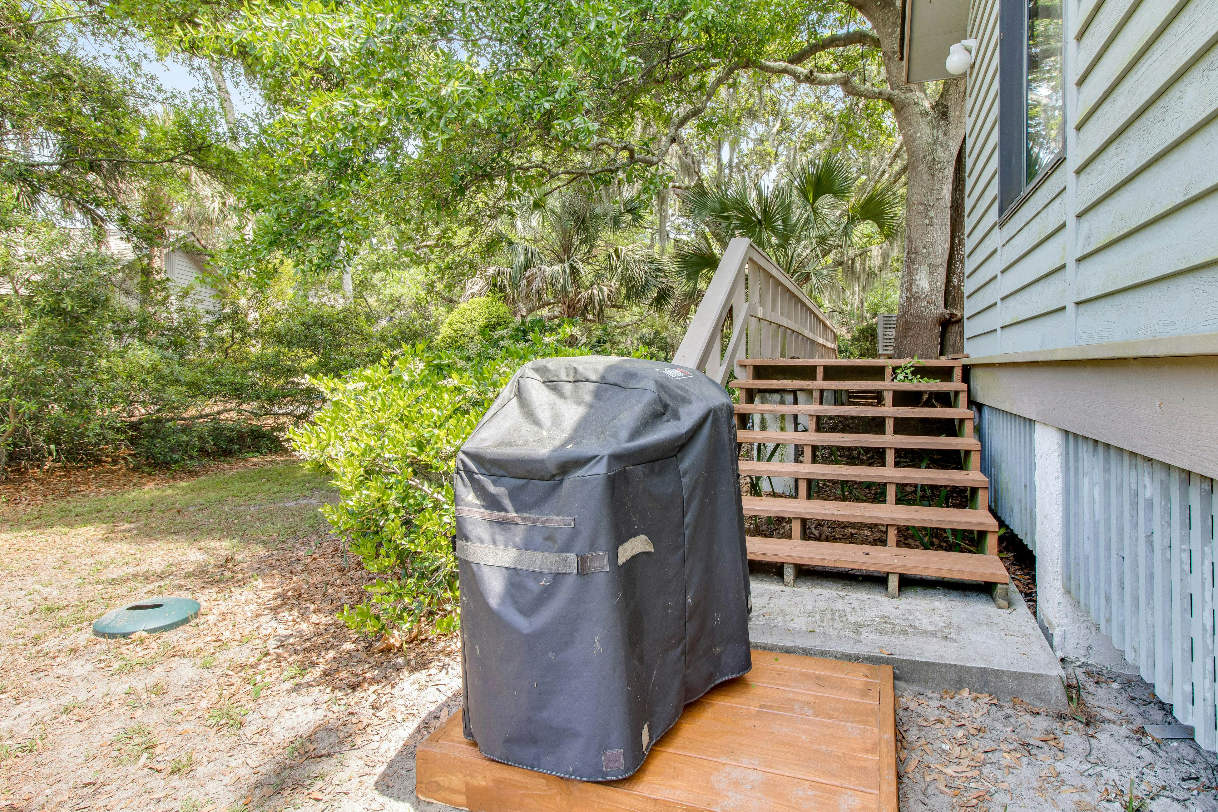 Dog-friendly woodland home with high-speed WiFi & large back deck - beach nearby