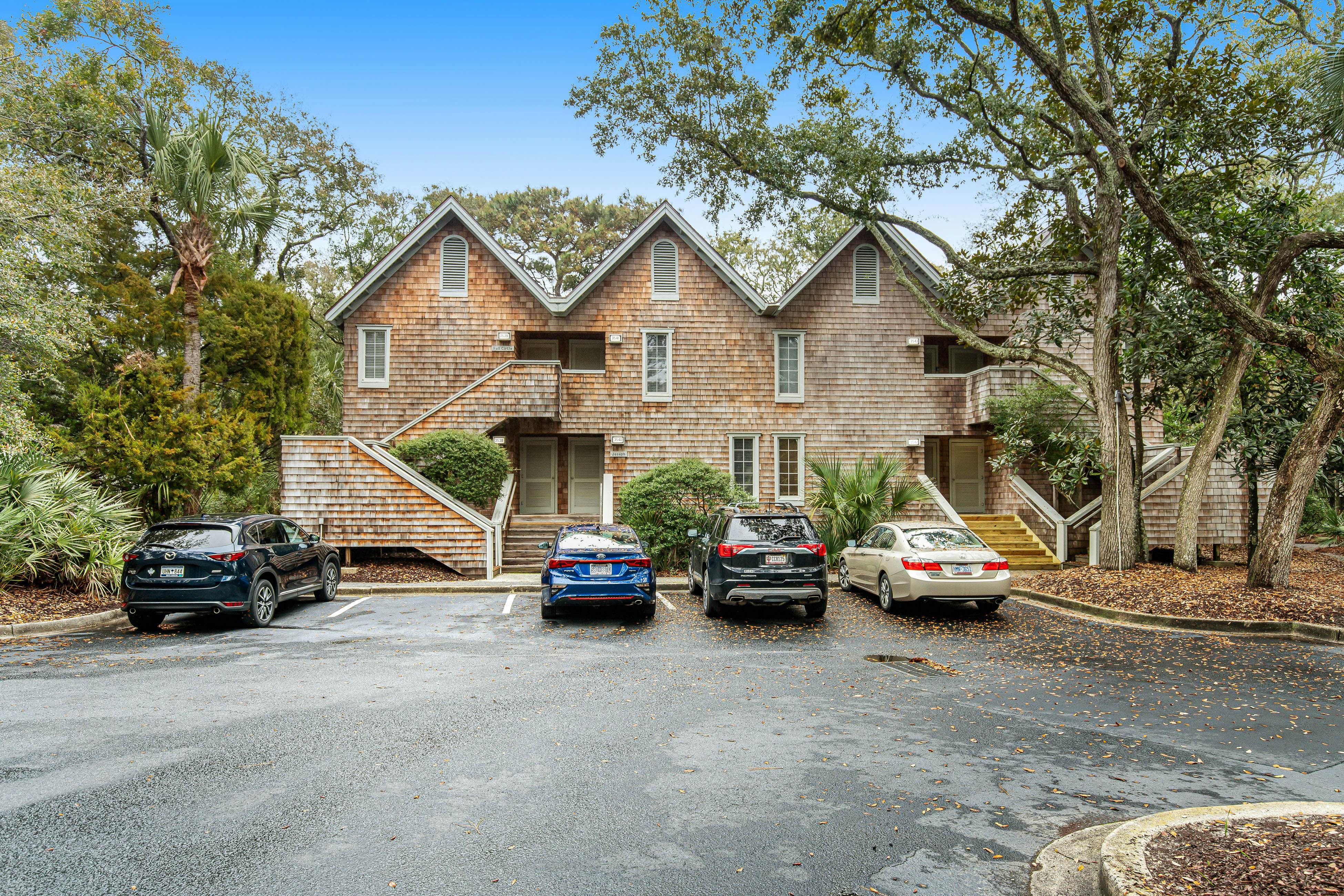 Charming condo with private beach access, on-site golf, high-speed WiFi & AC