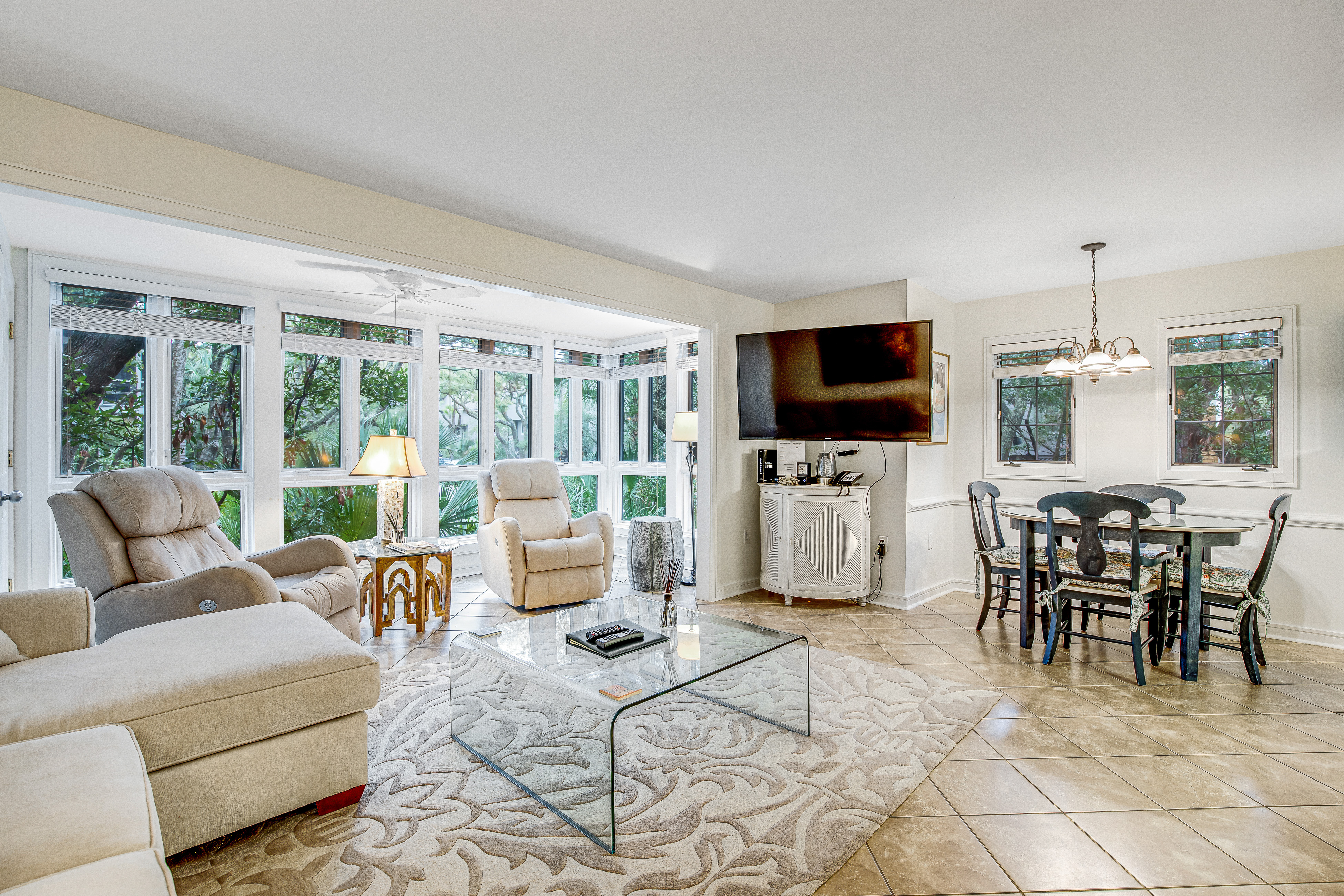 Charming condo with private beach access, on-site golf, high-speed WiFi & AC