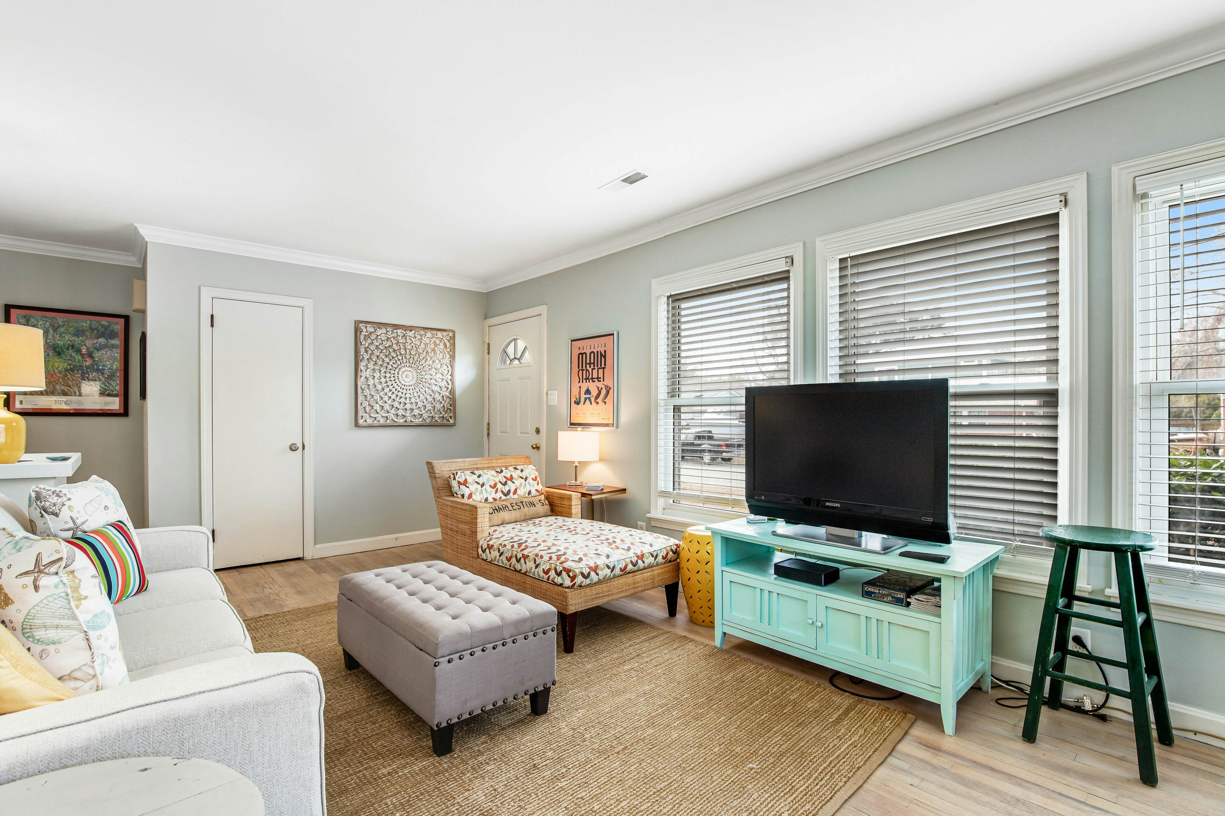 Darling, renovated home w/ beautiful backyard, W/D & WiFi - near beaches