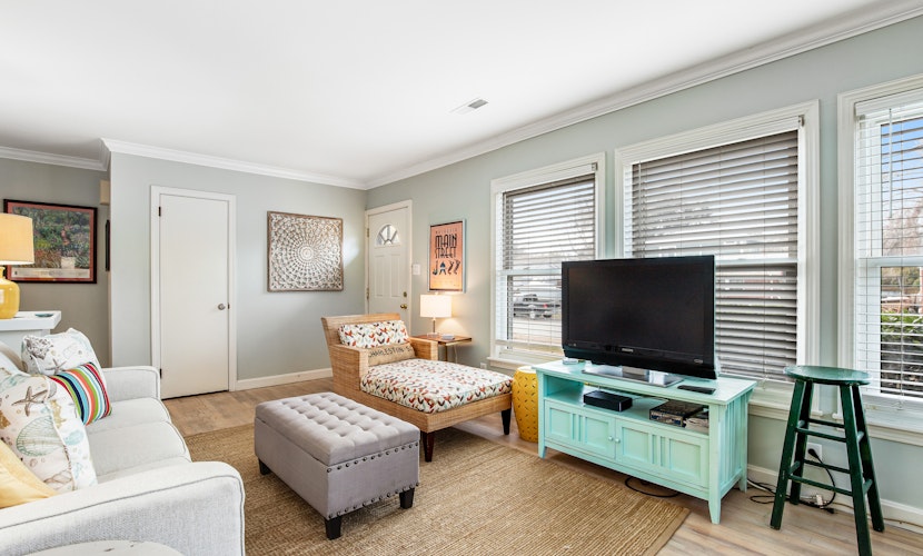 Darling, renovated home w/ beautiful backyard, W/D & WiFi - near beaches