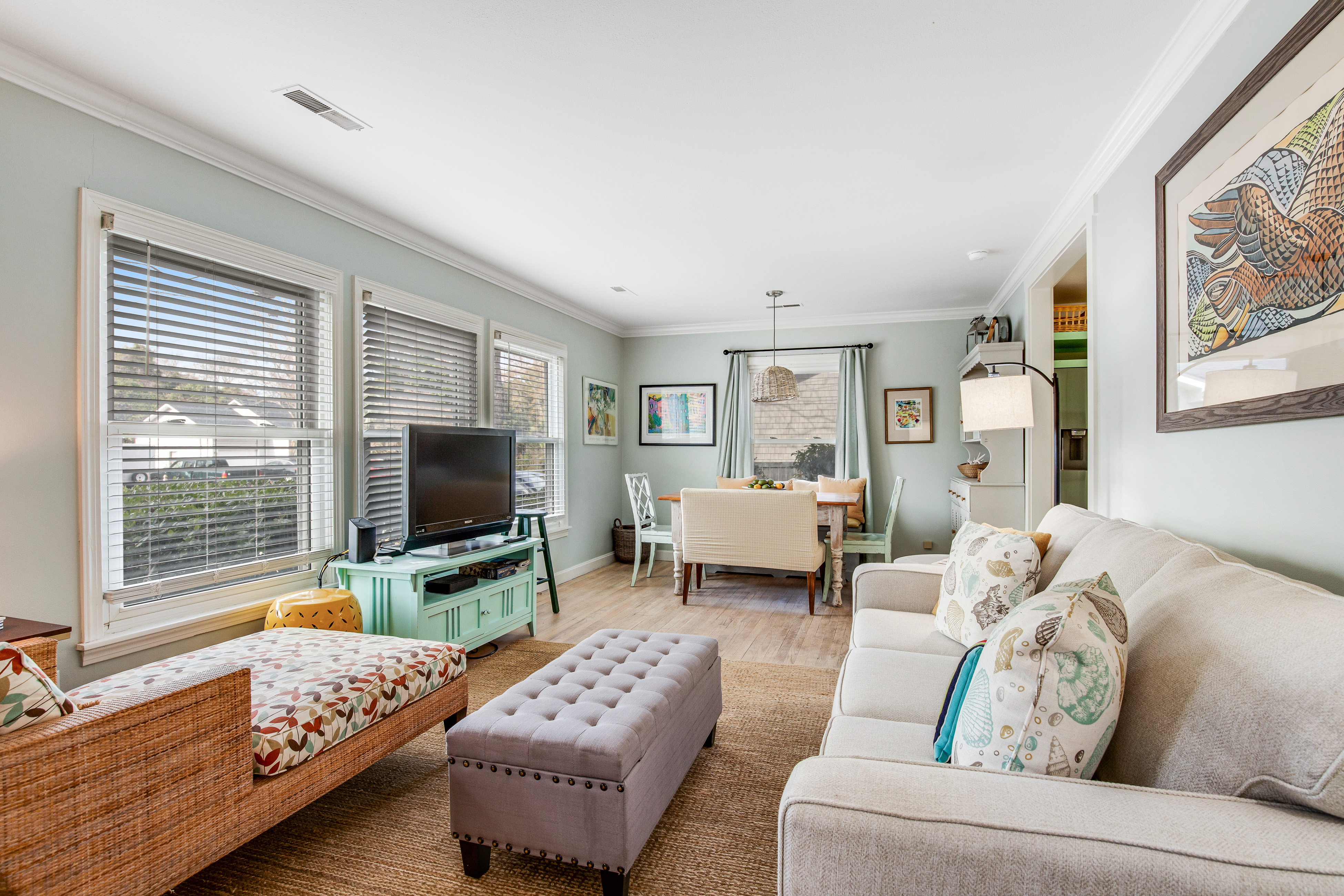 Darling, renovated home w/ beautiful backyard, W/D & WiFi - near beaches