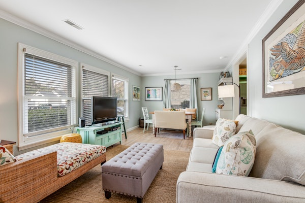 Darling, renovated home w/ beautiful backyard, W/D & WiFi - near beaches