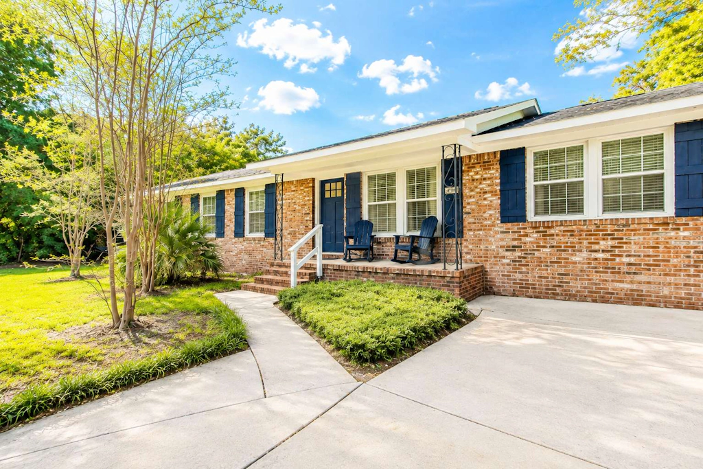 Charming dog-friendly home with enclosed yard, fast WiFi, & washer/dryer