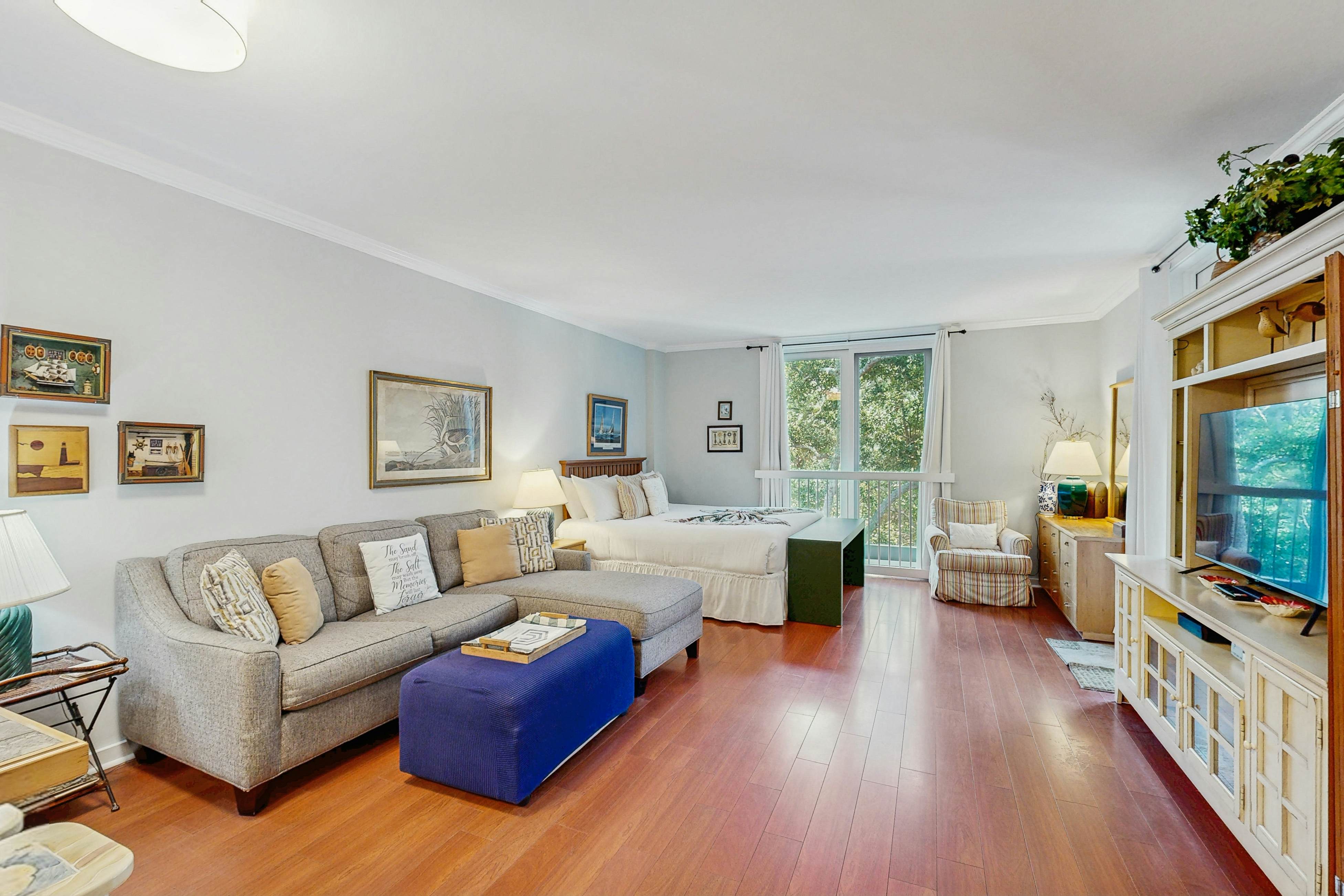 Lovely condo with free WiFi & shared tennis courts - close to golf & beaches