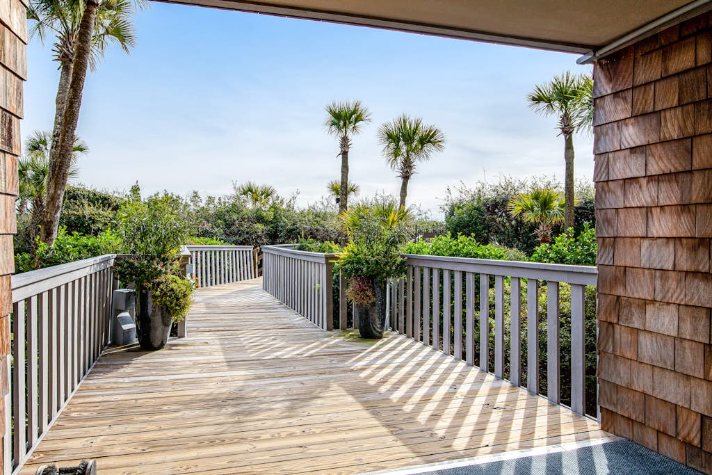 Lovely condo with free WiFi & shared tennis courts - close to golf & beaches