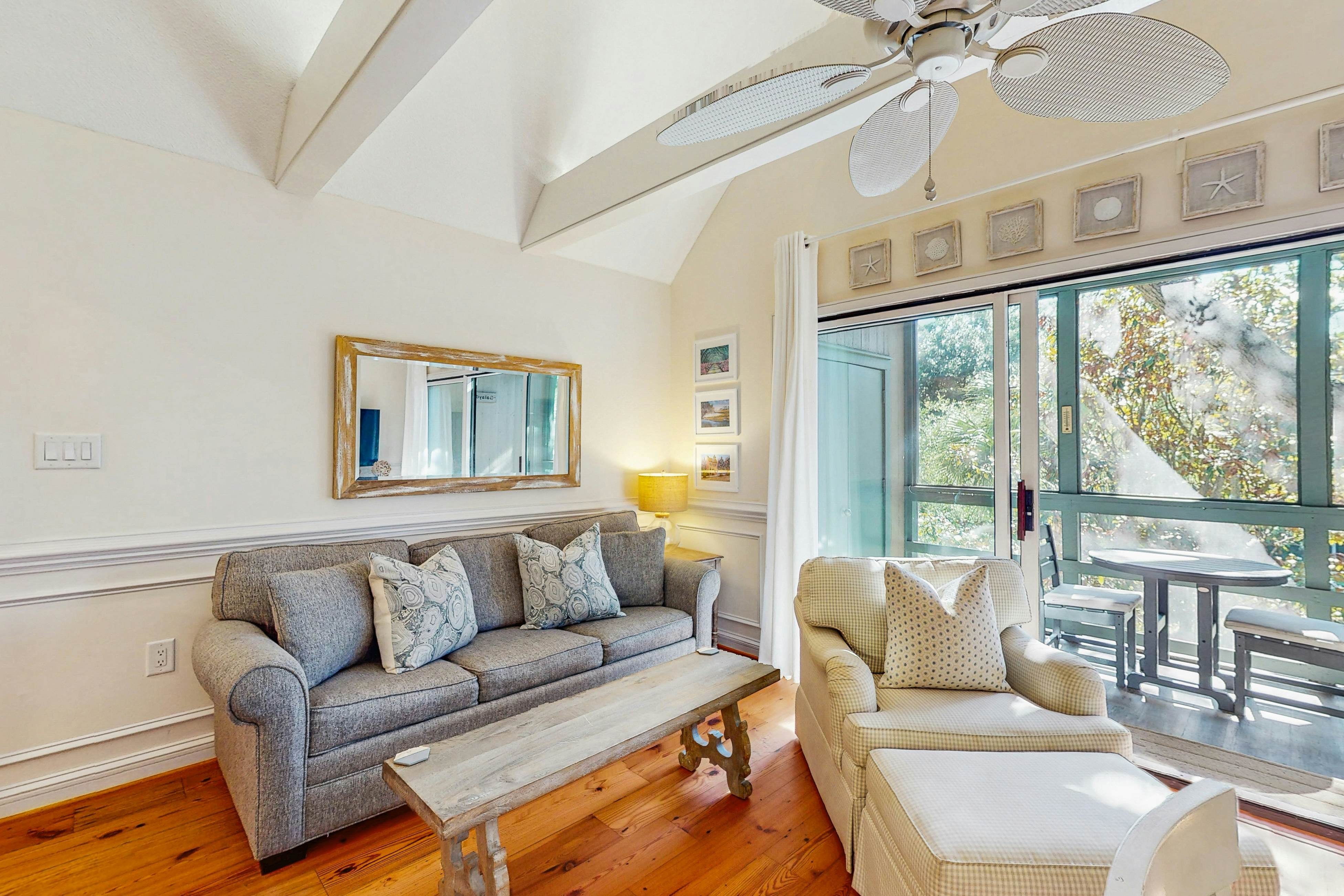 Lovely second-floor villa w/ great location – walk to beach, golf & activities