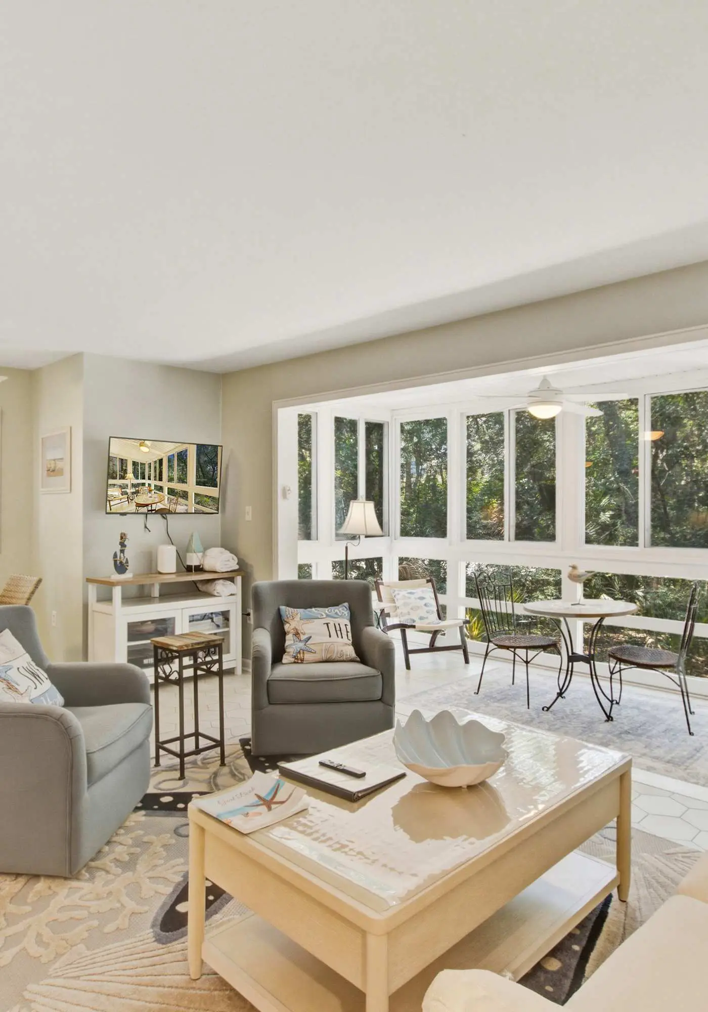 First floor ocean area condo with sunroom/ Free WiFi - close to the beach/ park