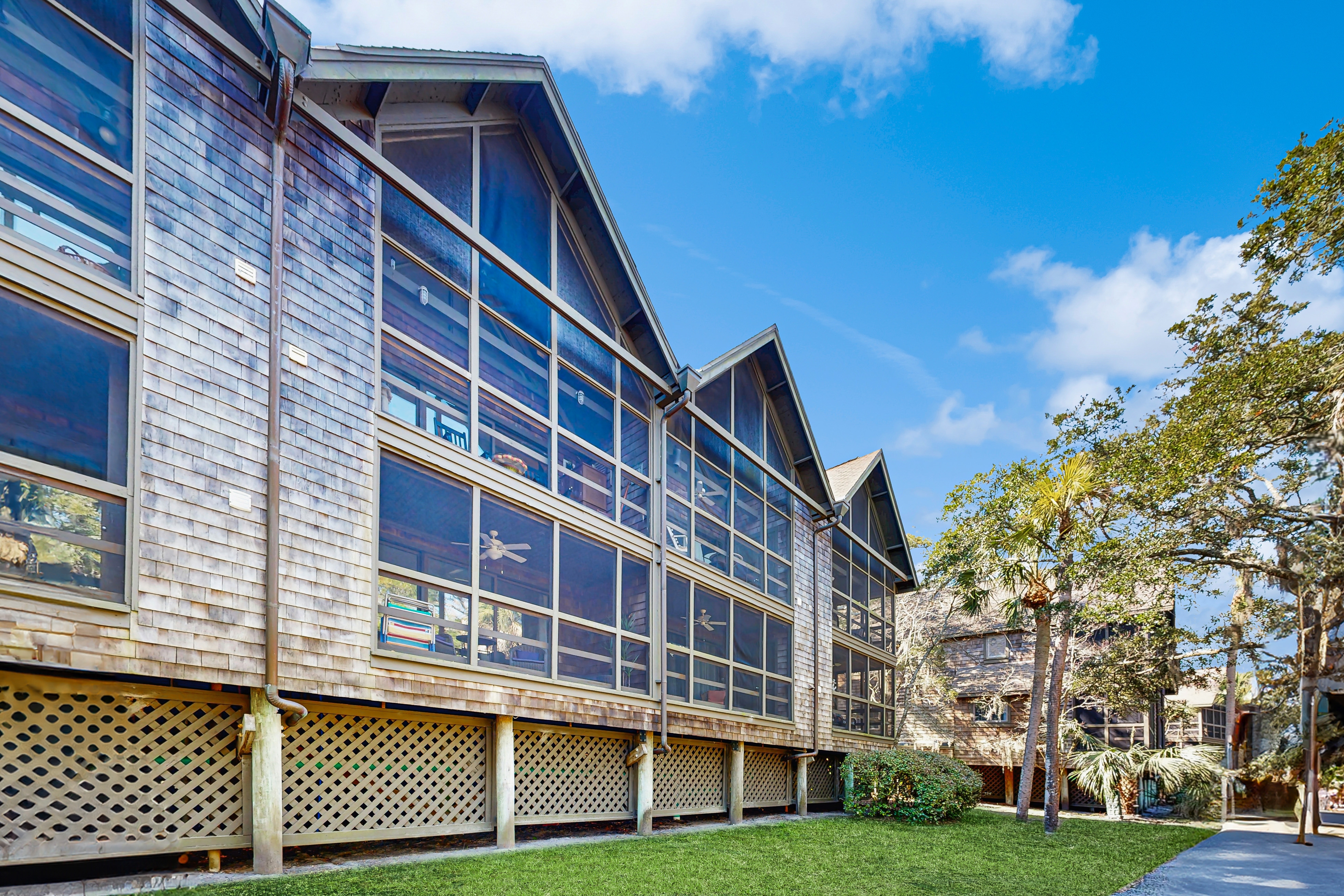 Renovated lagoon-view condo with screened porch & WiFi - steps from the beach