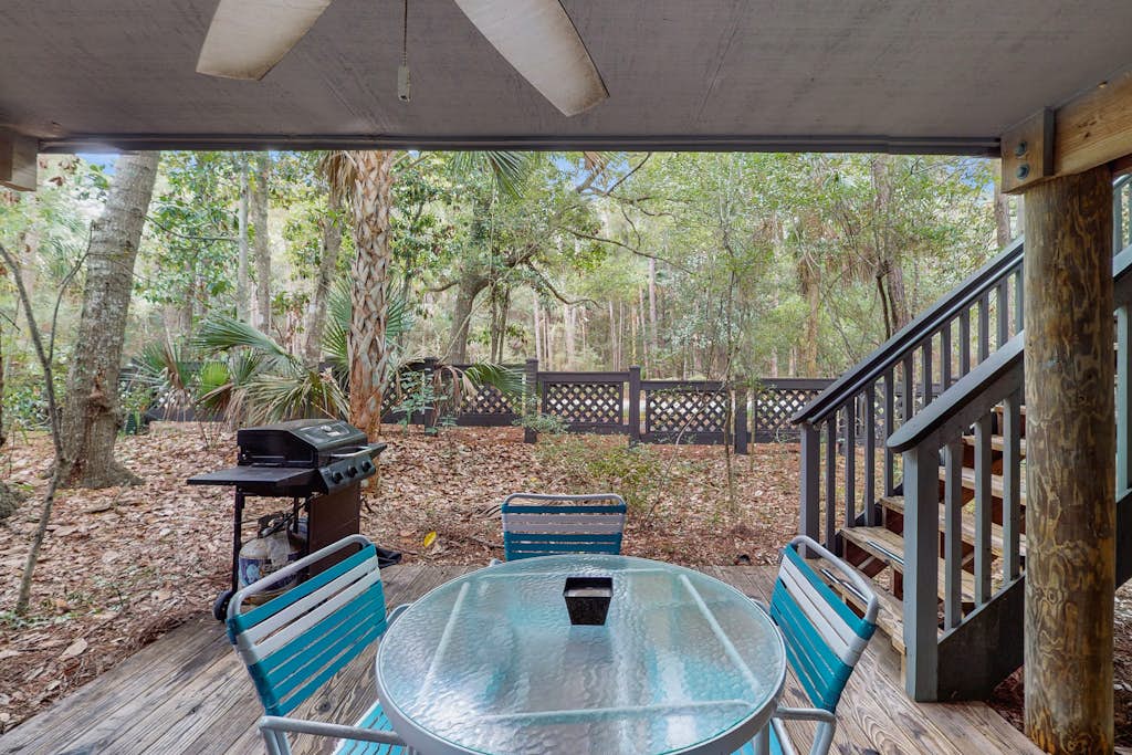 Scenic-view cottage with sunroom, deck, kitchen & pool - close to beach & golf