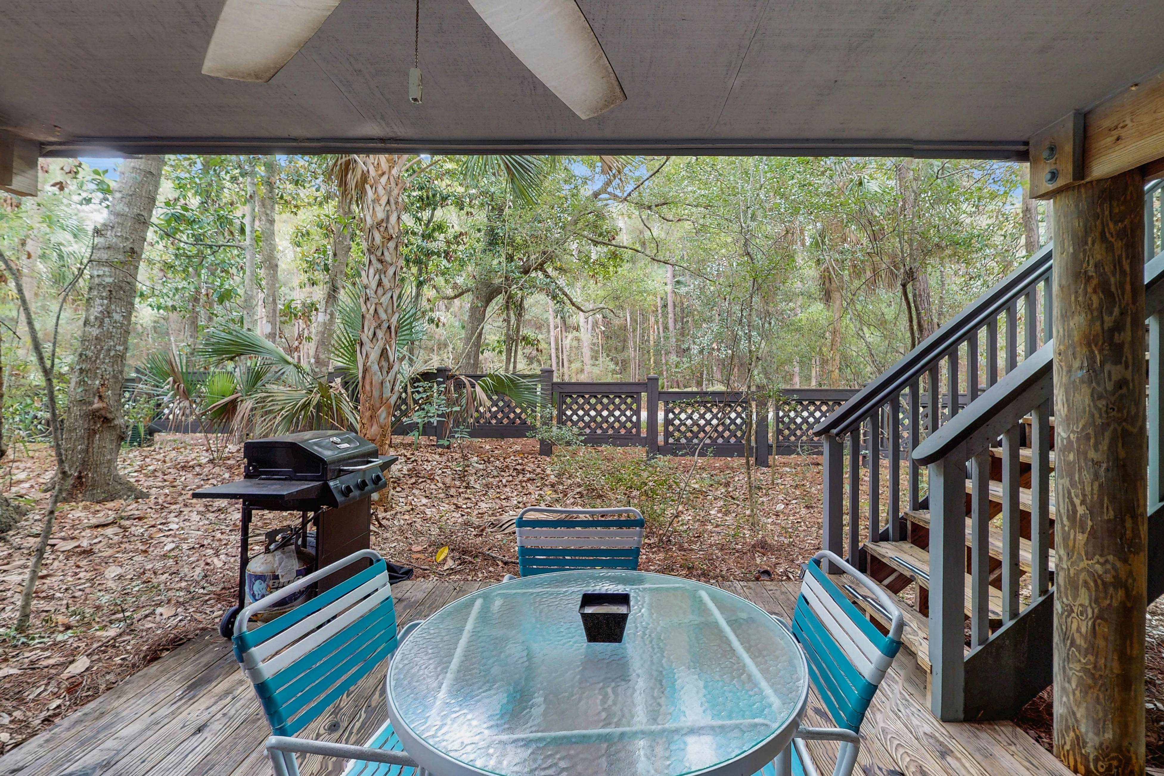 Scenic-view cottage with sunroom, deck, kitchen & pool - close to beach & golf